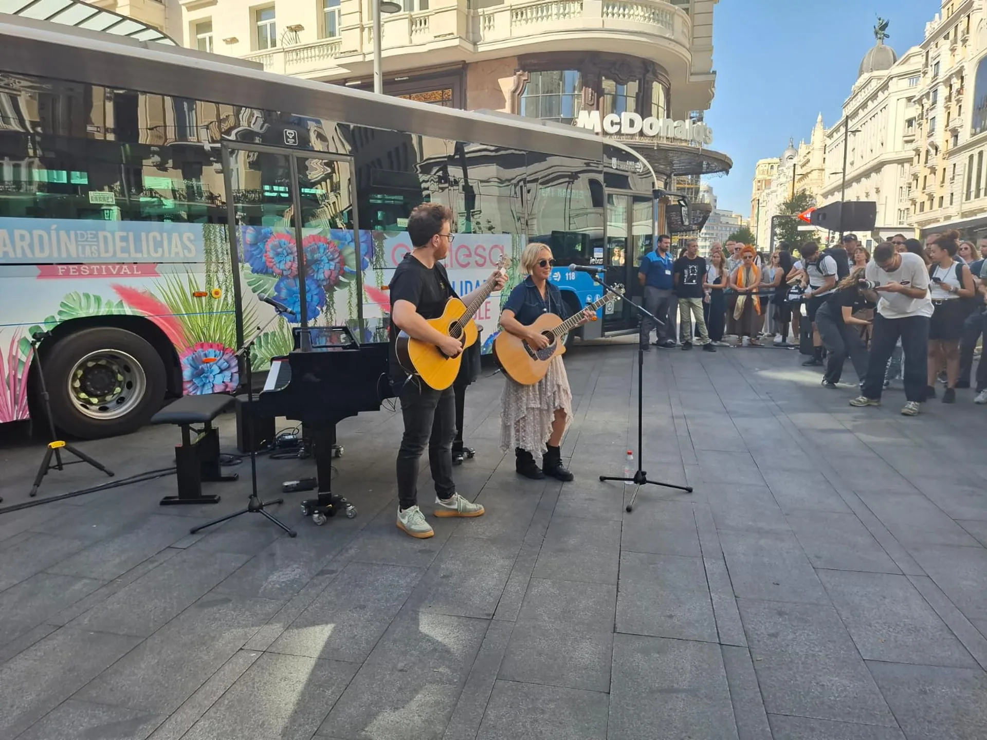 Paula Mattheus en la actuación sorpresa esta mañana en la Red de San Luis (estación de Metro de Gran Vía), organizada por la Empresa Municipal de Transportes (EMT), Endesa y el festival 'El Jardín de las Delicias. EFE/Daniel Gómez-Fontecha