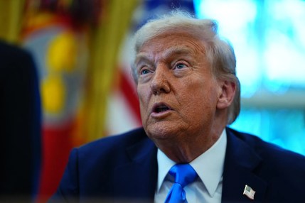 El presidente de EE.UU., Donald J. Trump, habla con los medios en el Despacho Oval de la Casa Blanca en Washington, DC, EE.UU., en una imagen de archivo. EFE/Aaron Schwartz
