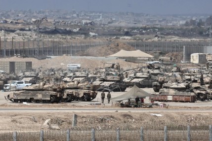 Soldados israelíes con vehículos militares se reúnen cerca de la valla fronteriza con la Franja de Gaza. EFE/ Abir Sultan