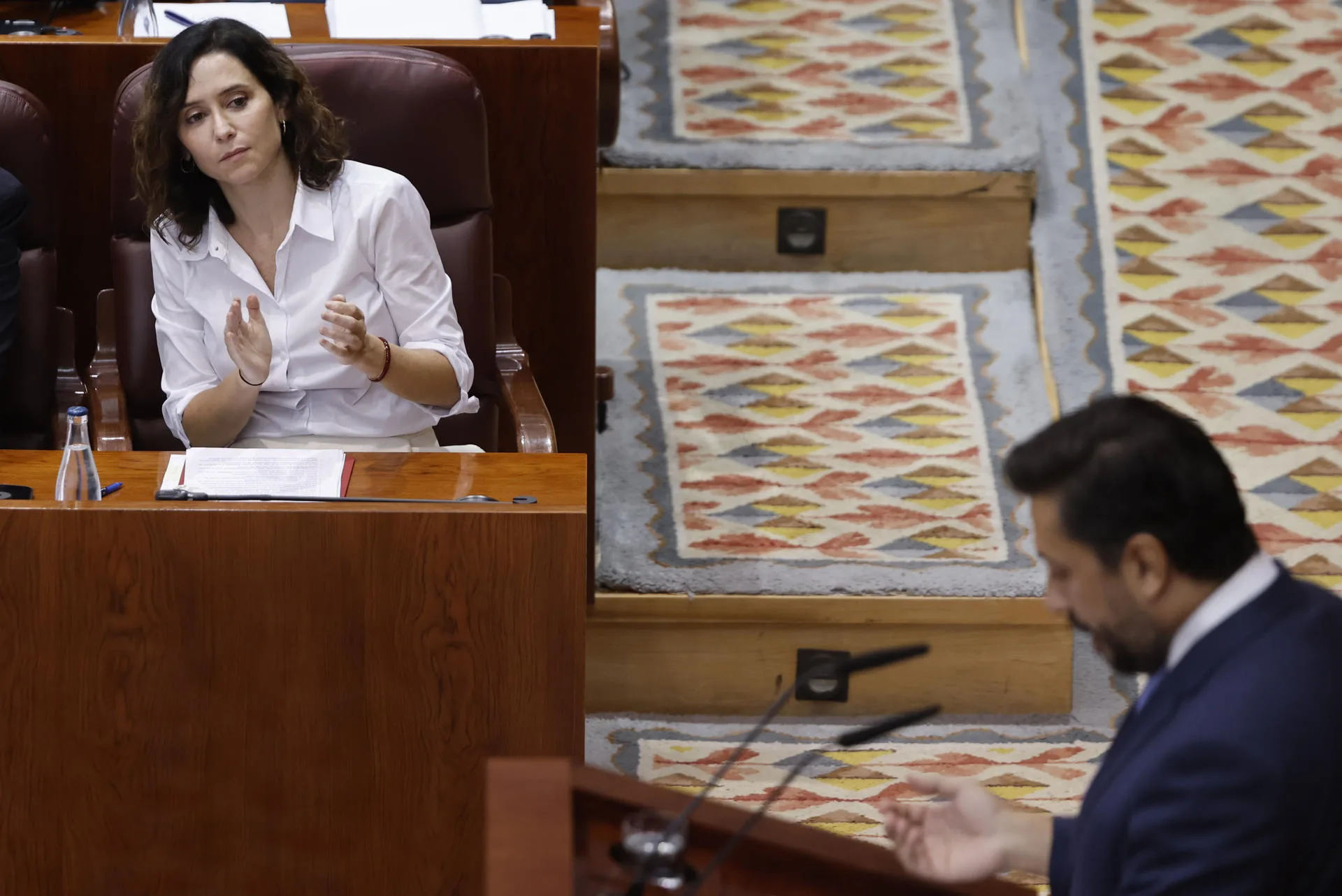 La presidenta de la Comunidad de Madrid, Isabel Díaz Ayuso (i), escucha la intervención del portavoz del PP, Carlos Díaz-Pache, durante la segunda sesión del debate del estado de la región en la Asamblea de Madrid este viernes.  EFE/ Sergio Pérez