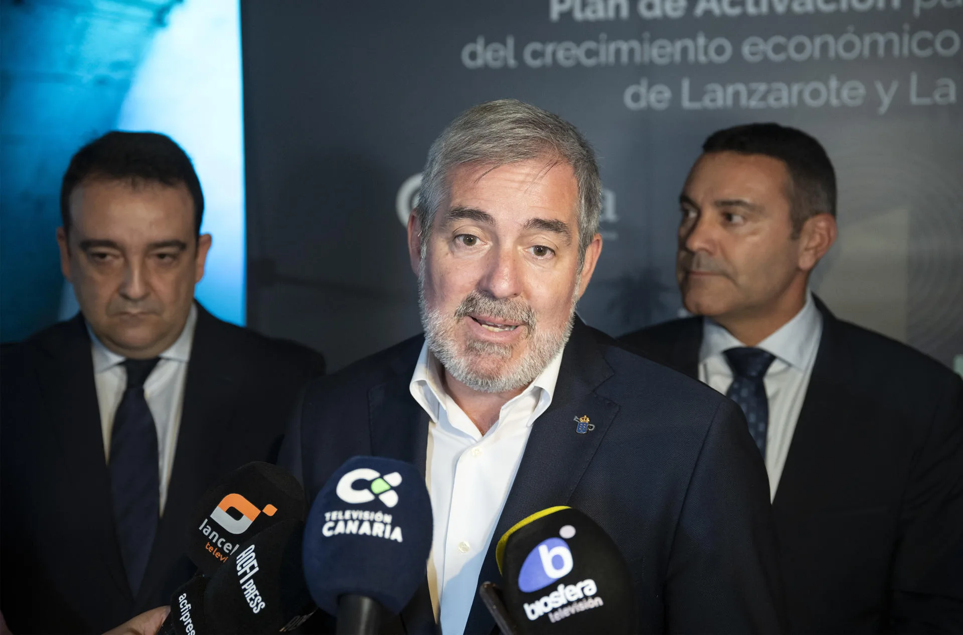 El presidente de Canarias, Fernando Clavijo (c), ha valorado la situación de La Palma pasados cuatro años de la erupción en un acto público en Lanzarote. EFE/Adriel Perdomo