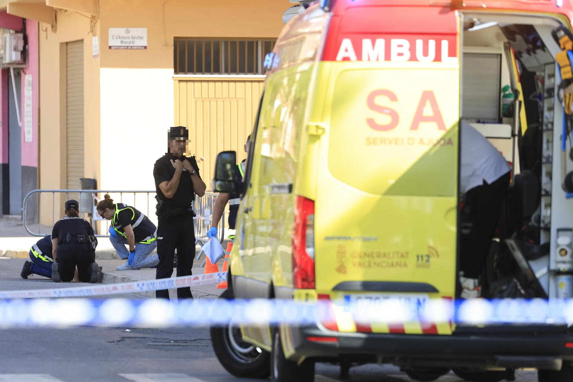Dispositivo policial y sanitario en el crimen de Xirivella (Valencia). EFE/Kai Försterling