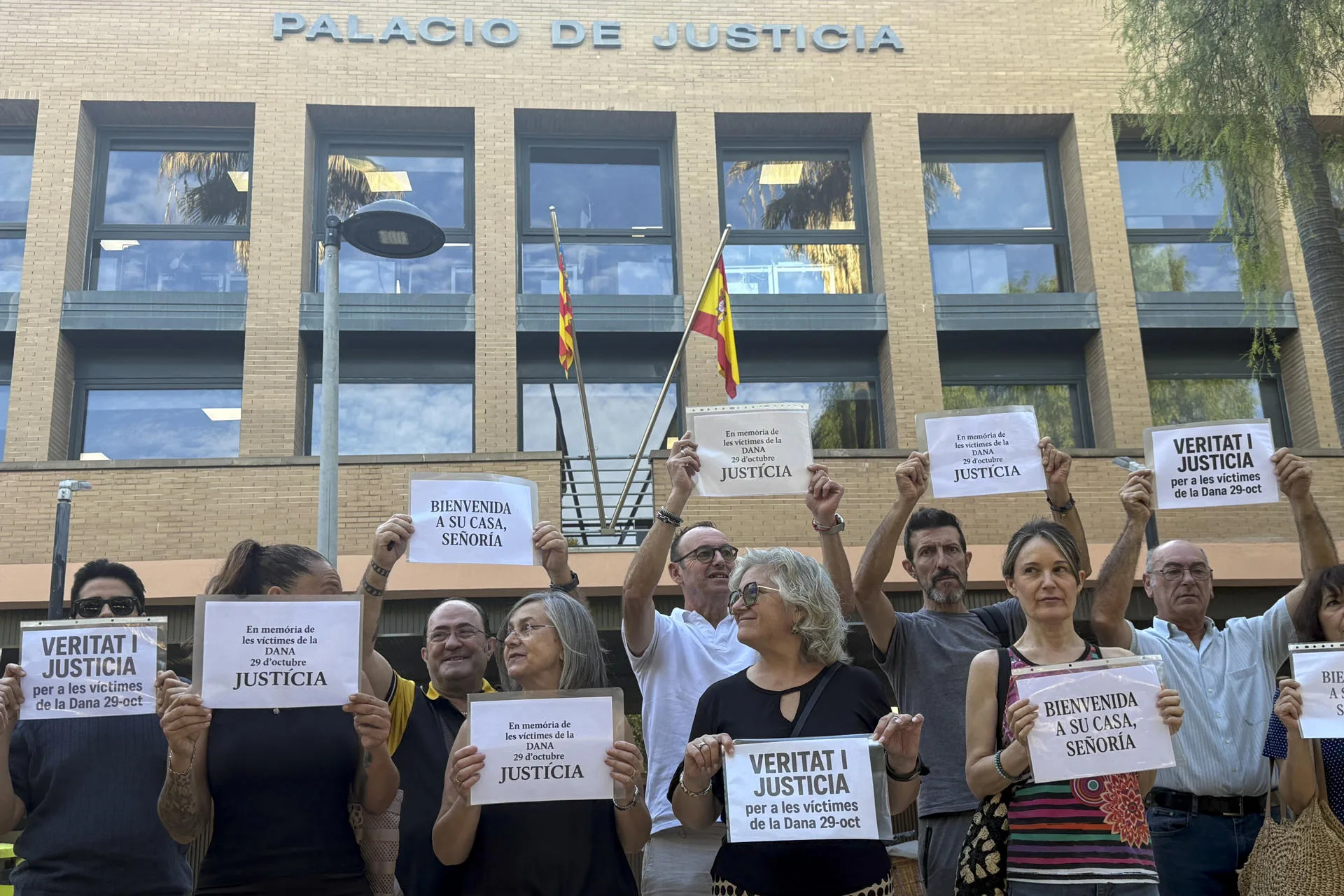 Miembros de la Asociación de Víctimas Mortales de la Dana concentrados este lunes frente a los juzgados de Catarroja para mostrar su apoyo a la magistrada Nuria Ruiz Tobarra, con carteles con la frase 'bienvenida a su casa, señoría'. EFE/Raquel Segura