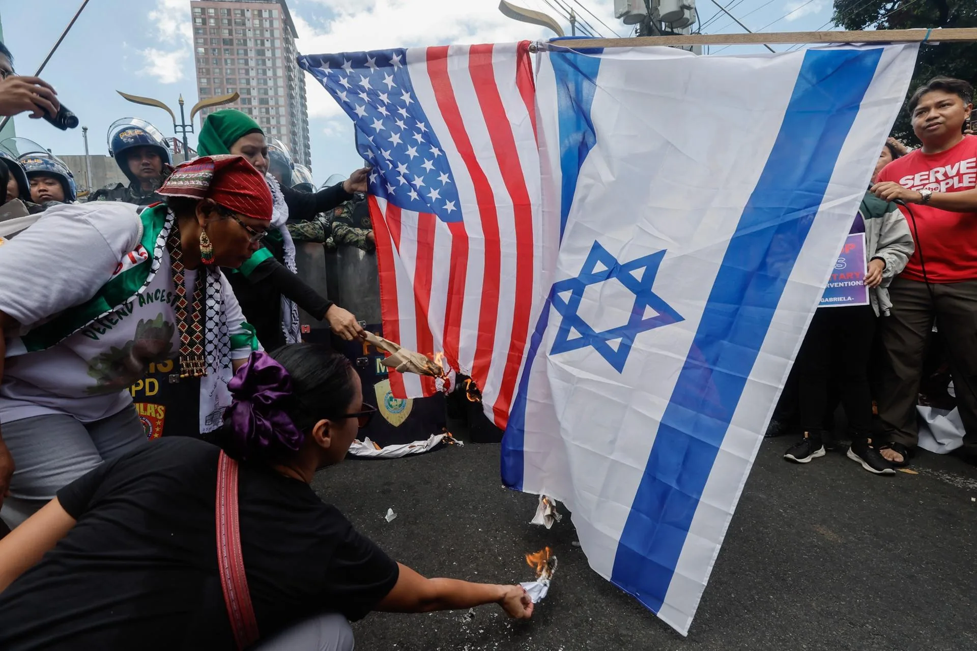 Manifestantes queman banderas de Estados Unidos e Israel durante una manifestación, en una imagen de archivo. EFE/ROLEX DELA PENA