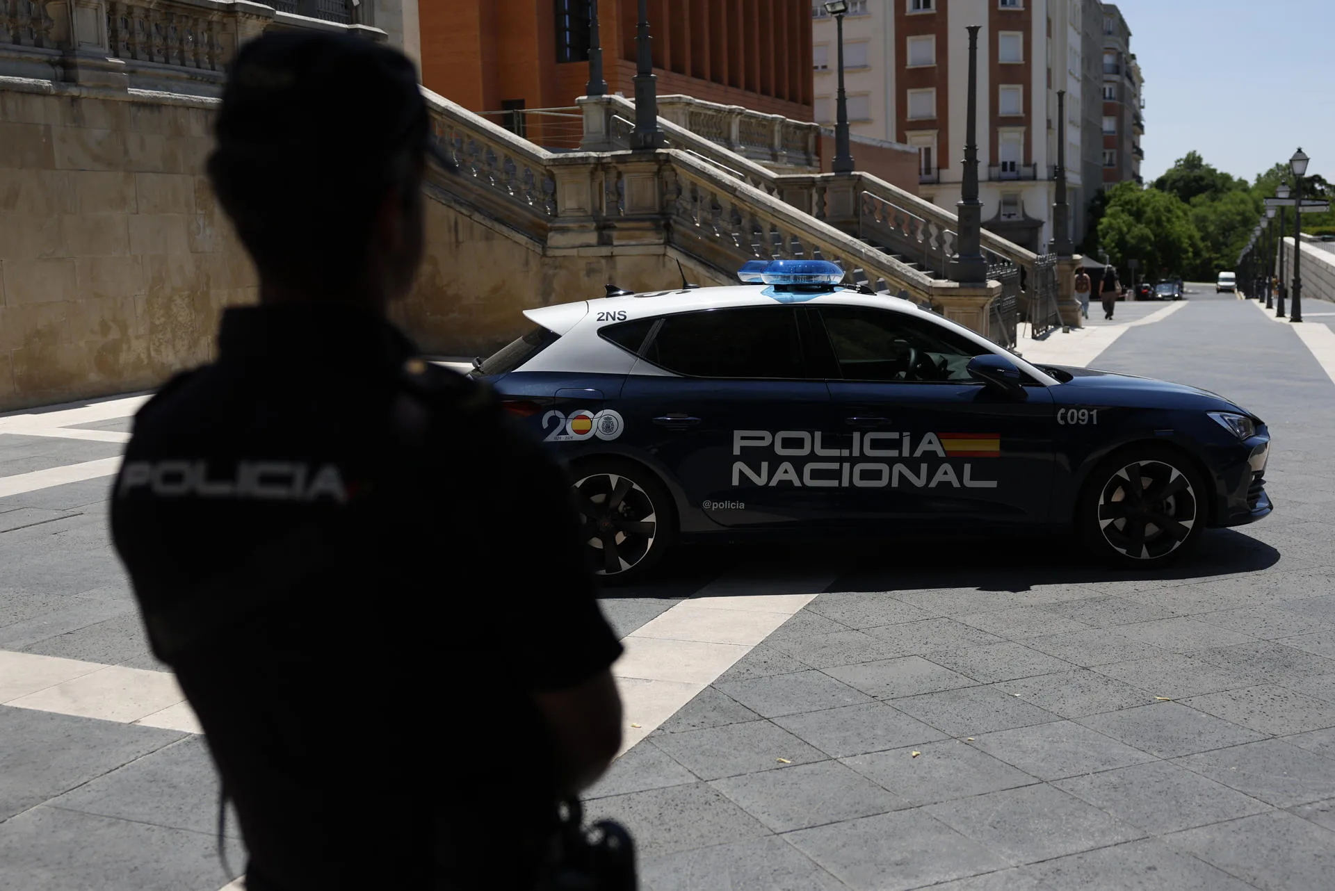Un agente y un coche patrulla de la Policía Nacional. archivo. EFE/  MARISCAL