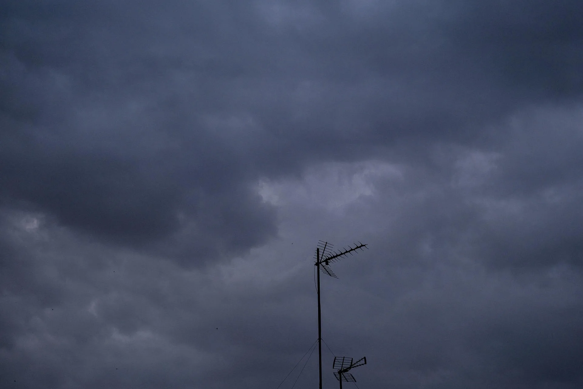 En la imagen, cielo de lluvia y tormenta en la localidad alicantina de Elche. EFE/Pablo Miranzo