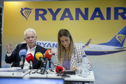 La directora de comunicación de Ryanair en España, Alejandra Ruiz (d), y el consejero delegado de Ryanair, Eddie Wilson, en rueda de prensa sobre la próxima temporada de invierno de la aerolínea en España. EFE/ Daniel González