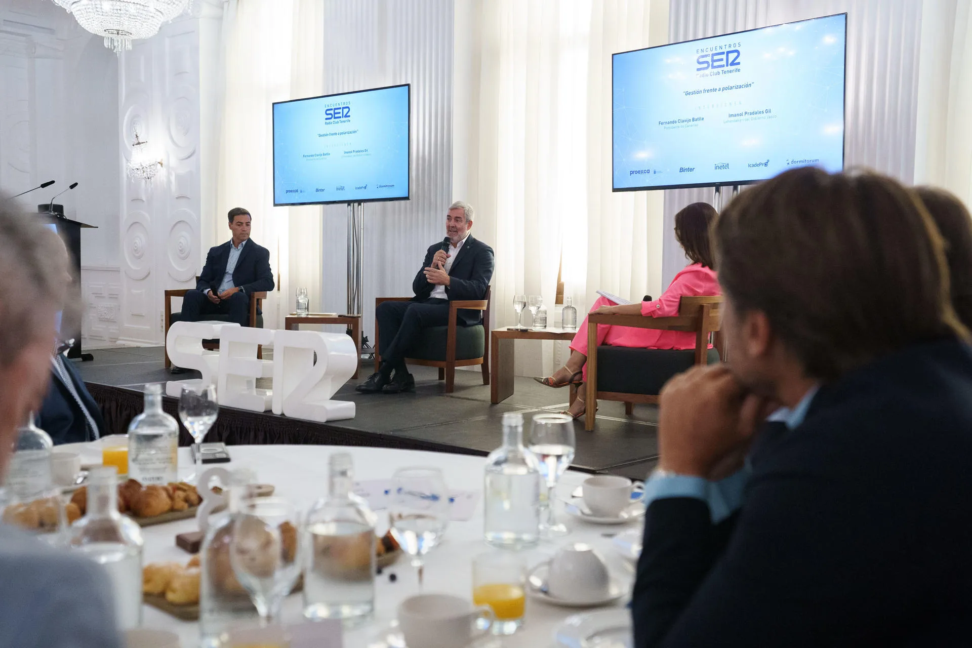El presidente de Canarias, Fernando Clavijo (d), y el lehendakari, Imanol Pradales (i), , participan este viernes en Santa Cruz de Tenerife, en el foro organizado por Cadena SER, en el que se abordará la moderación política en un contexto de polarización y tensión. EFE/Ramón de la Rocha