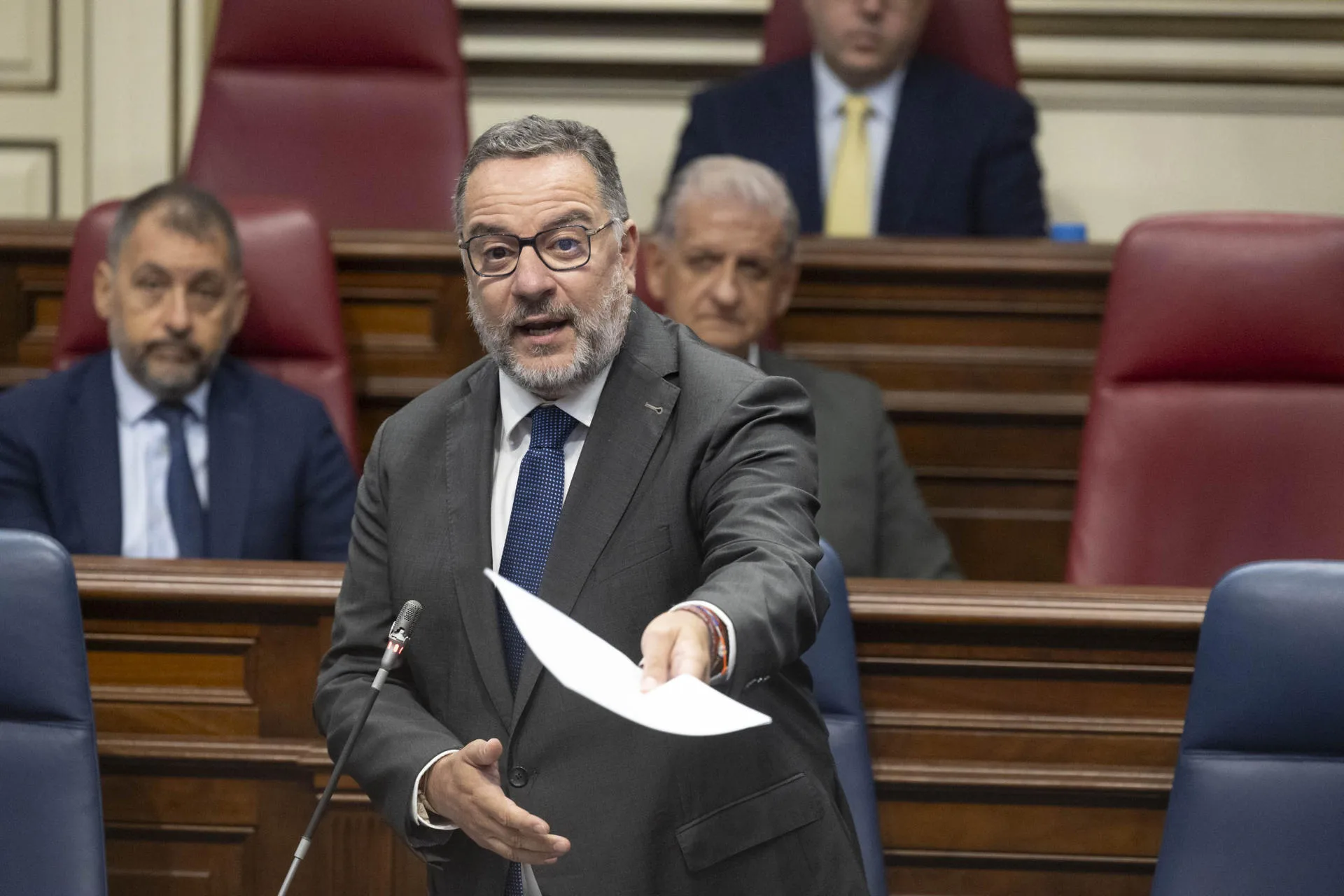 El consejero de Educación, Formación Profesional, Actividad Física y Deportes, Poli to Suárez, durante su intervención en el pleno del Parlamento de Canarias este martes. EFE/Miguel Barreto