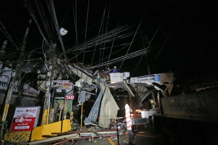 Trabajadores limpian los escombros en la ciudad de Cebú, Filipinas, en una imagen de archivo. EFE/JUANITO ESPINOSA