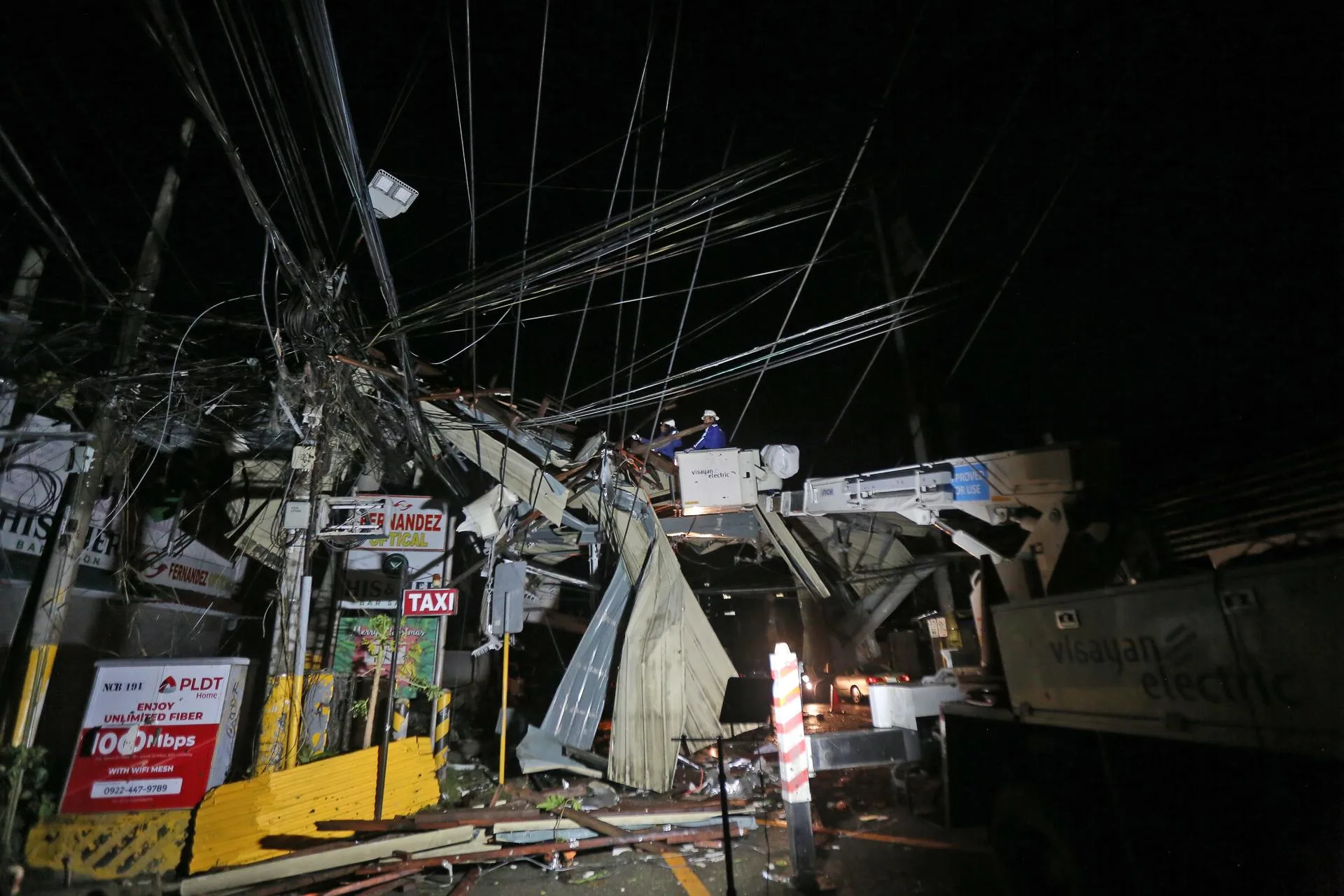 Trabajadores limpian los escombros en la ciudad de Cebú, Filipinas, en una imagen de archivo. EFE/JUANITO ESPINOSA