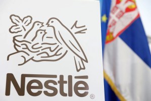 El logotipo de Nestlé en una nueva planta, en una imagen de archivo. EFE/ANDREJ CUKIC
