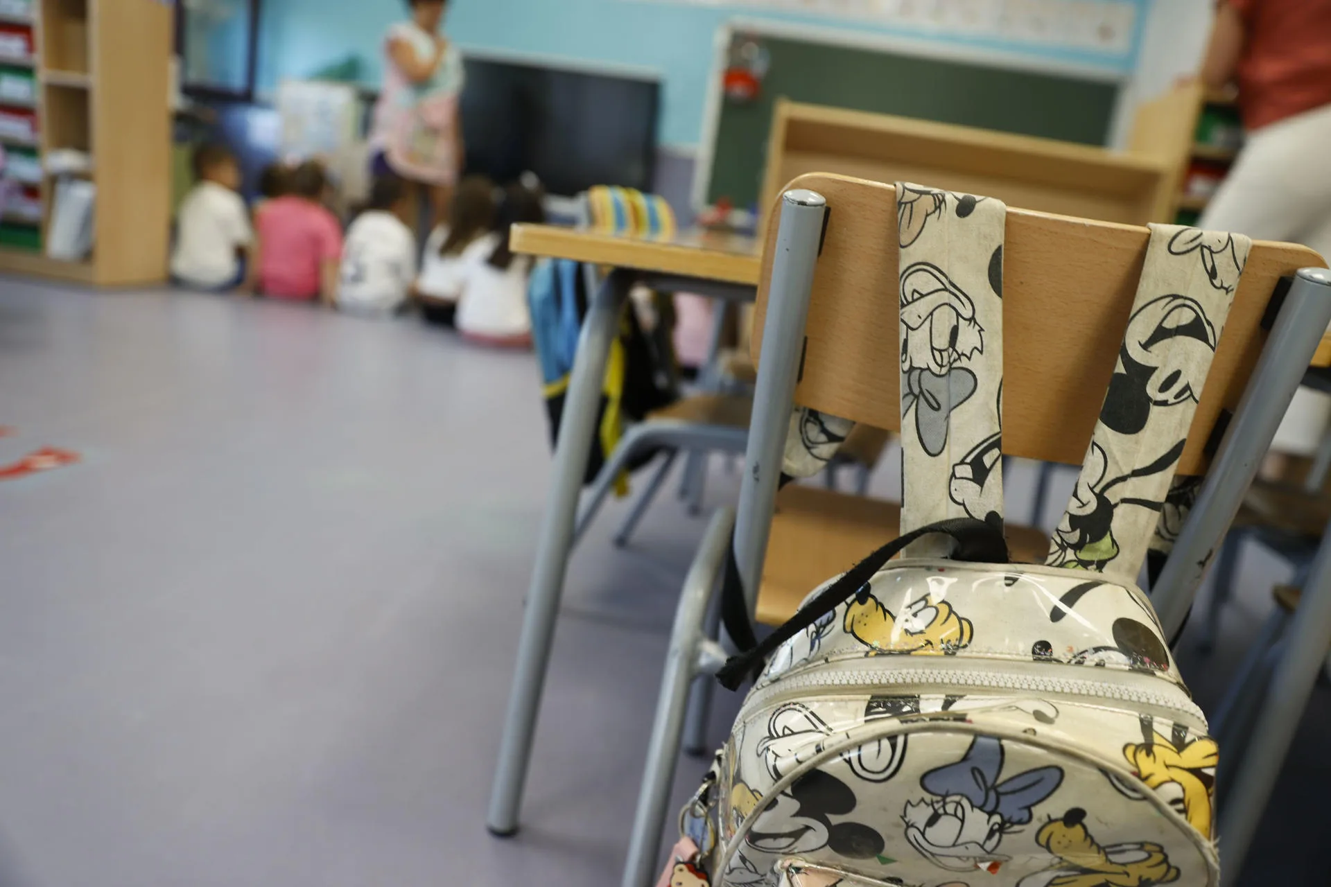 Mochilas de escolares en su primer día de colegio. EFE/Ismael Herrero