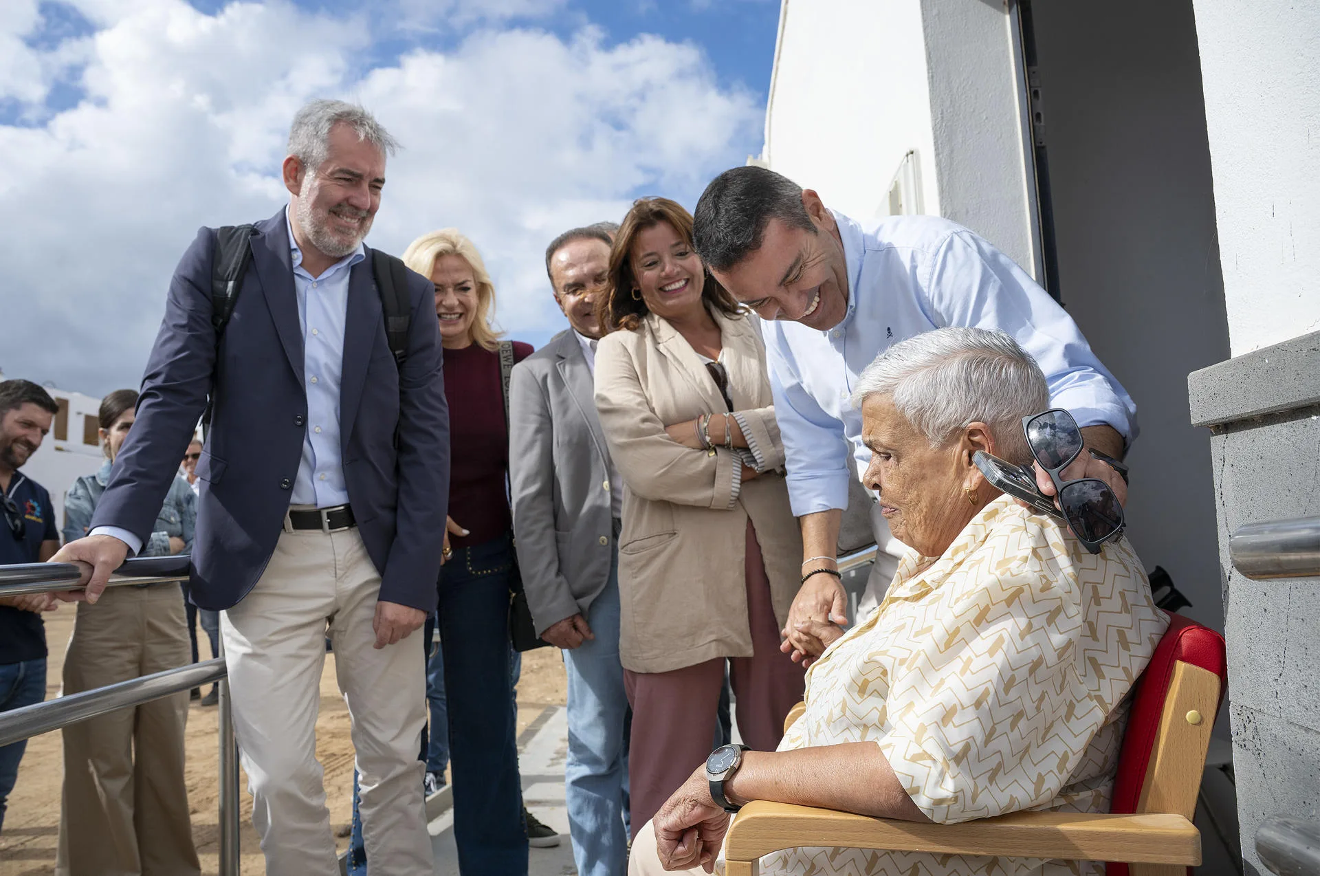 El presidente de Canarias, Fernando Clavijo (1i), saluda en Caleta de Sebo a la exalcaldesa pedánea de La Graciosa, Margarona Páez (1d), durante su visita a la isla. EFE/Adriel Perdomo