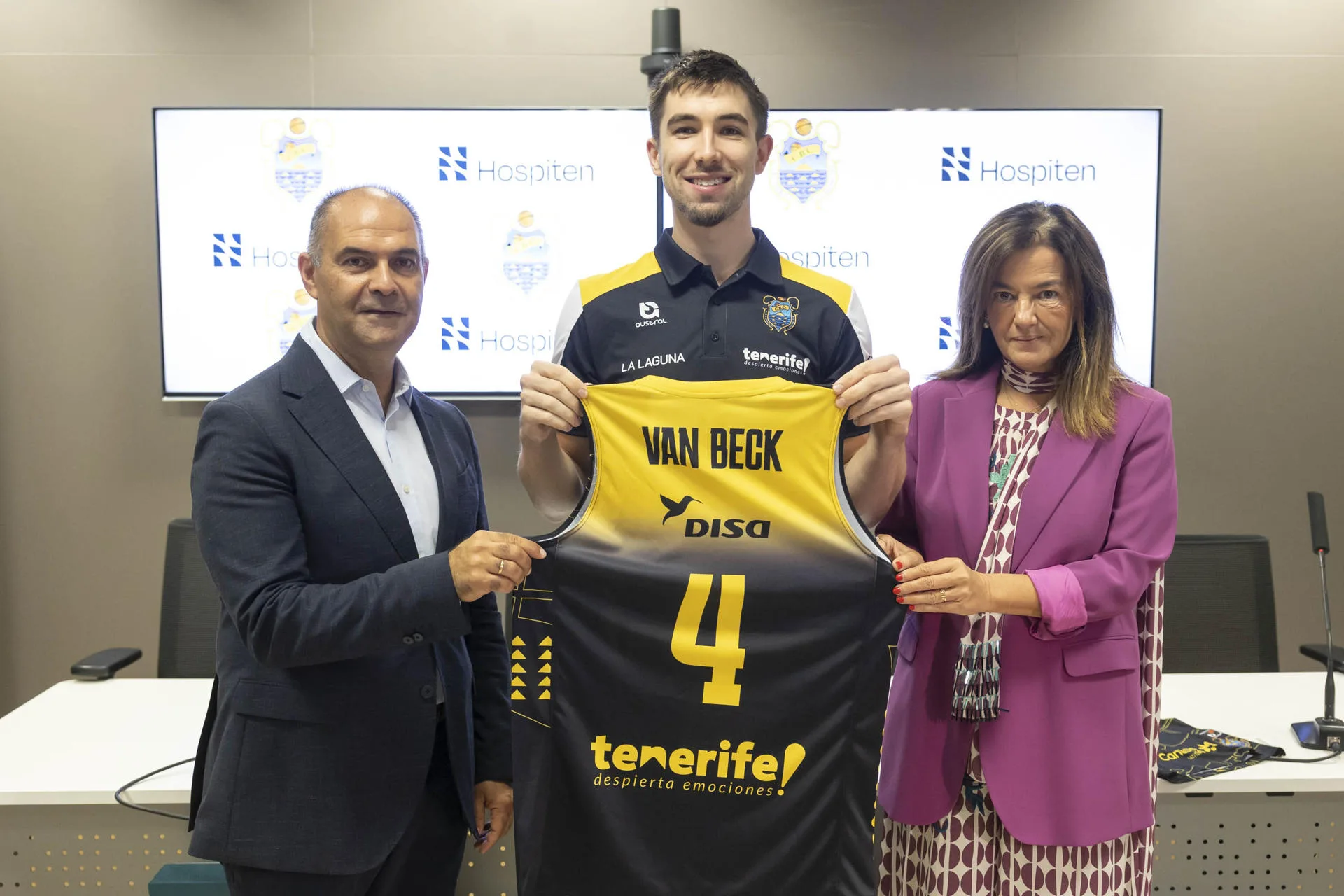 Presentación del jugador de La Laguna Tenerife, el ala-pívot estadounidense Wesley Van Beck (c). En la foto con el presidente del club, Aniano Cabrera (i), y la directora territorial de Hospiten en Canarias, Paloma Leis (d).