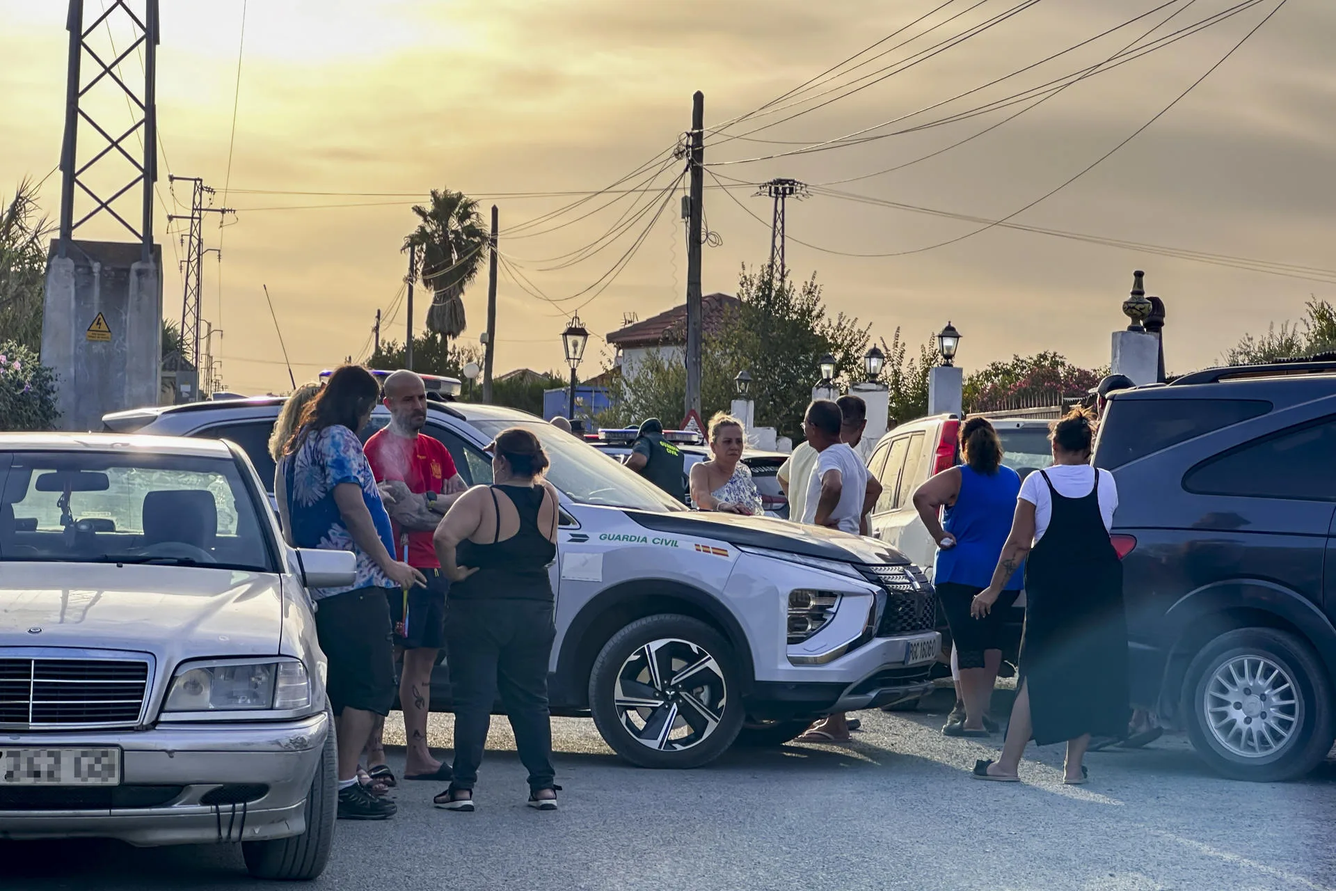 Dos personas han muerto y otra ha resultado herida la tarde de este sábado en un tiroteo registrado en un bar de la urbanización Los Nietos del municipio de Carmona (Sevilla). EFE/David Arjona