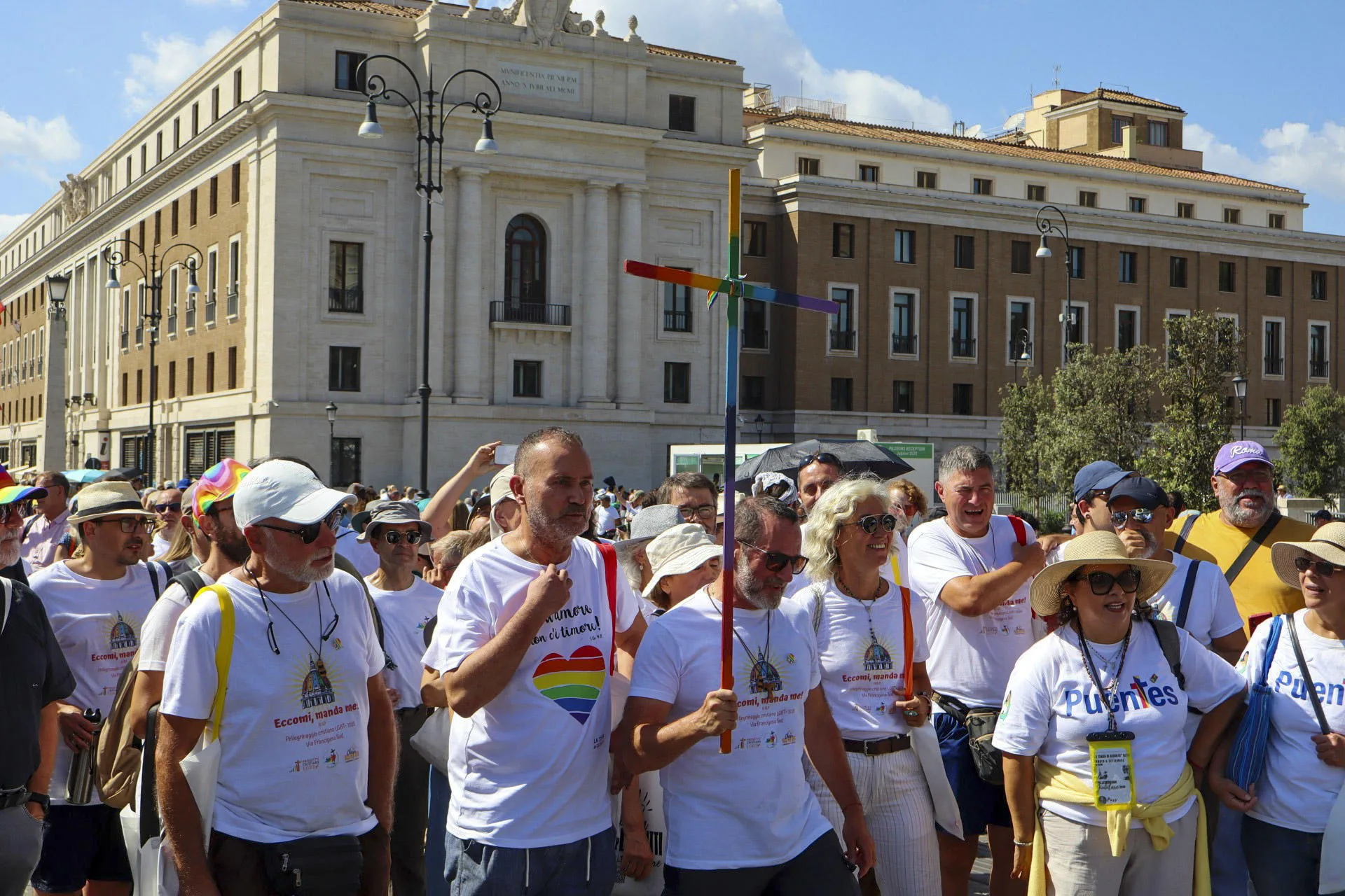 Los católicos LGTBIQ+ atraviesan este sábado la Puerta Santa de San Pedro durante el Jubileo, algo sin precedentes en la Iglesia católica porque "nadie tiene que sentirse excluido", dijo el vicepresidente de los obispos italianos, Francesco Savino, en la misa que precedió este peregrinaje. EFE/ Carlos Expósito