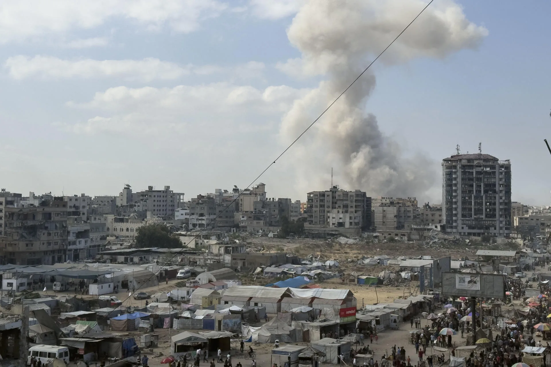 Smoke rises after an Israeli airstrike on the outskirts of Gaza City, Sep. 16, 2025. EFE/ Ahmad Awad