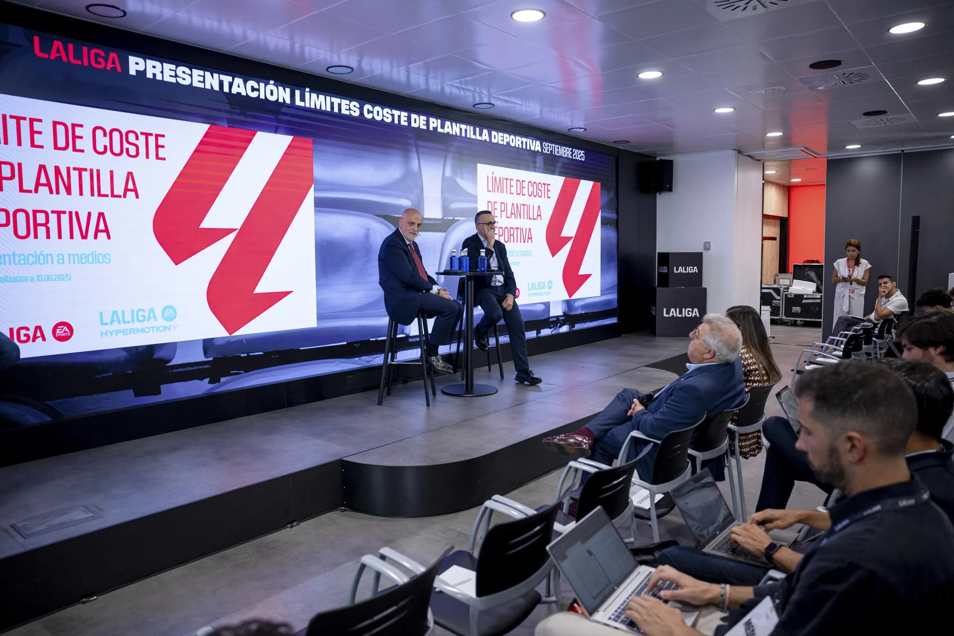 El presidente de LaLiga, Javier Tebas (i) y su director general corporativo, Javier Gómez (d) en Madrid.
