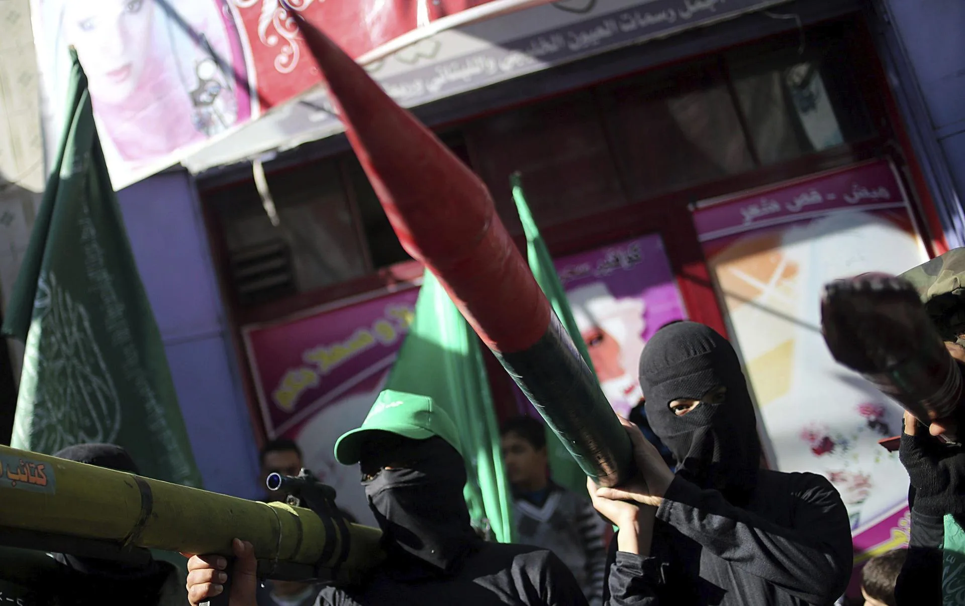 Dos militantes palestinos de las Brigadas Izadin Al Qasam, brazo armado del movimiento islamista Hamás, en una imagen de archivo. EFE/Mohammed Saber