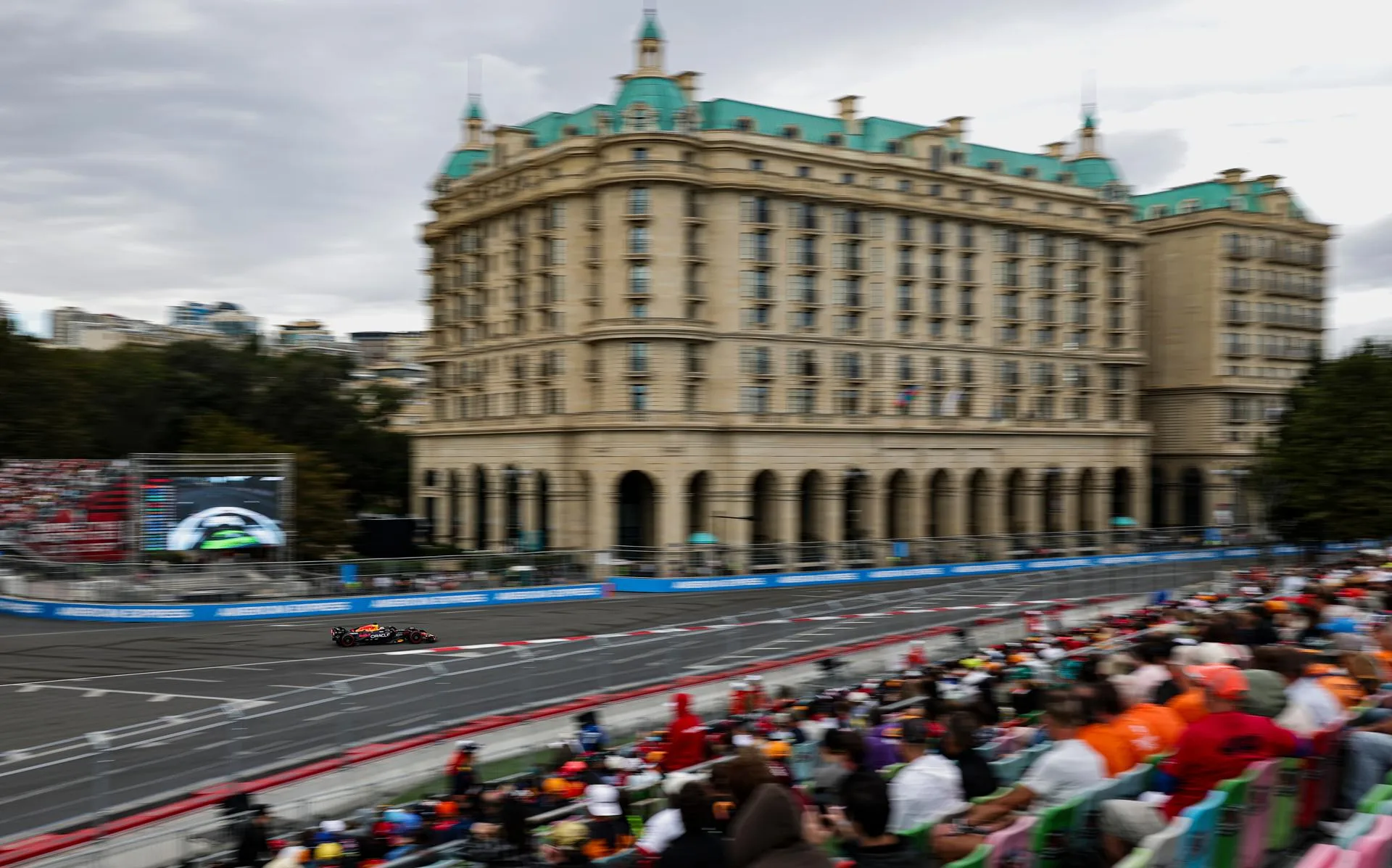 BAKU (Azerbaiyán), 20/09/2025.- El piloto de Red Bull Racing Max Verstappen de Países Bajos conduce su coche durante la tercera sesión de prácticas para el Gran Premio de Fórmula Uno de Azerbaiyán en Baku, Azerbaiyán, 20 de septiembre de 2025. El Gran Premio de Fórmula 1 de Azerbaiyán 2025 se celebra en el circuito urbano de Baku el 21 de septiembre. (Fórmula Uno, Azerbaiyán, Países Bajos; Holanda) EFE/EPA/ALI HAIDER