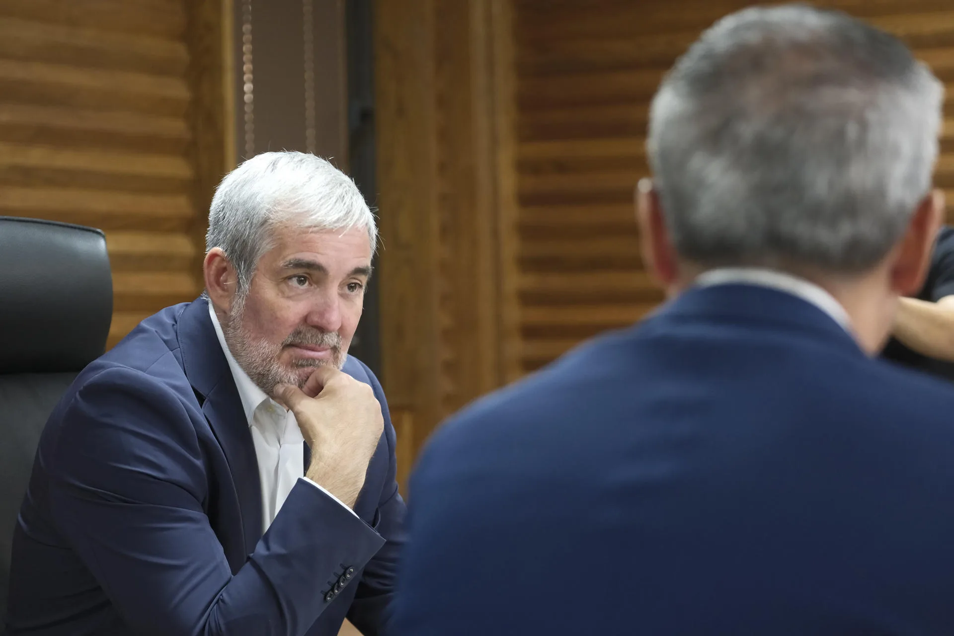 El presidente de Canarias, Fernando Clavijo (i), ha asistido este lunes en Las Palmas de Gran Canaria a la reunión semanal del Consejo de Gobierno. EFE/Ángel Medina G.