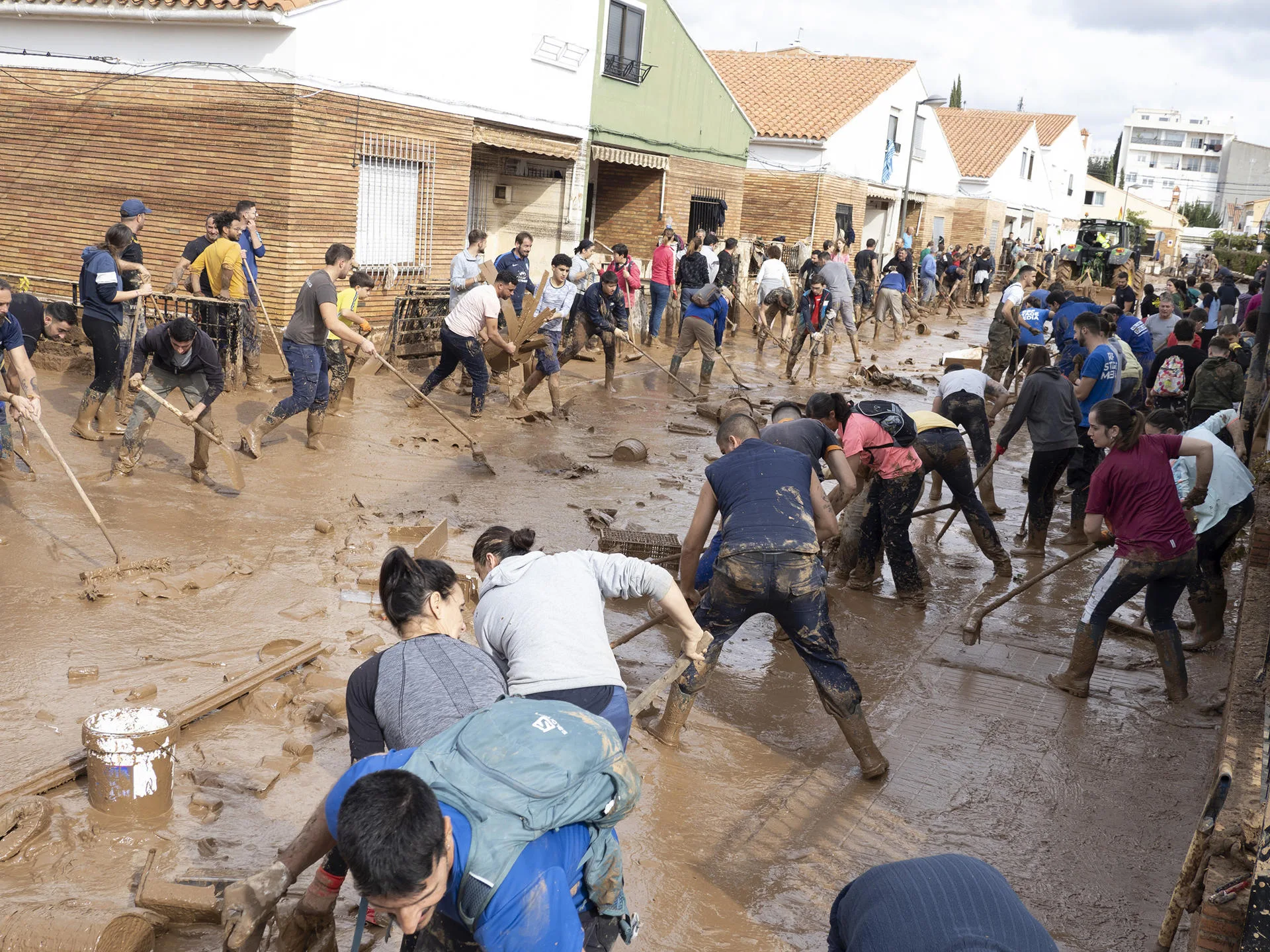 Un grupo de personas limpia una calle afectada por la dana en Utiel, el 1 de noviembre pasado. EFE/Álvaro del Olmo