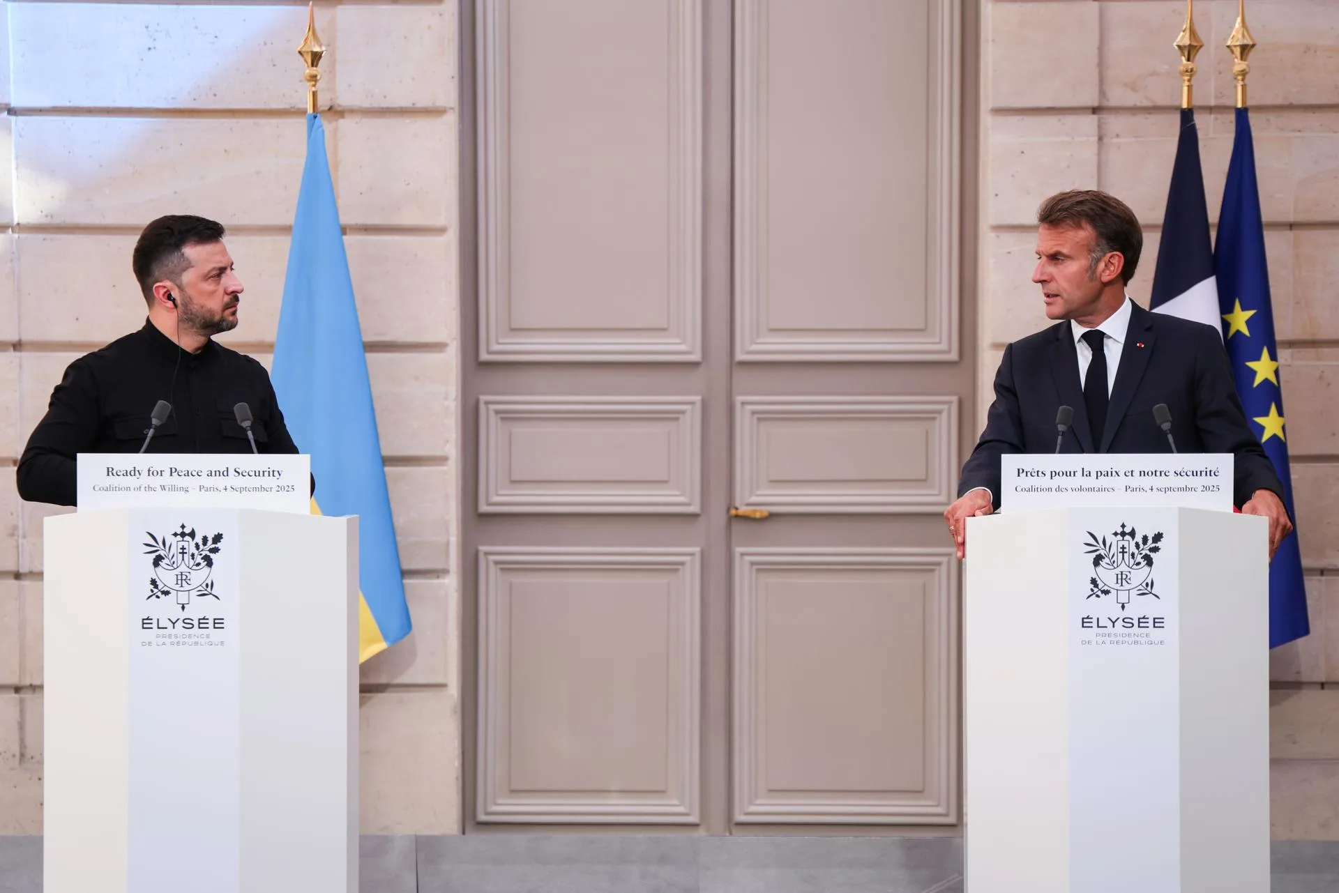 El presidente de Ucrania, Volodymyr Zelensky (izq.), y el presidente de Francia, Emmanuel Macron, se dirigen a una conferencia de prensa tras la Cumbre de la Coalición de Voluntarios, en el Palacio del Elíseo en París, Francia. EFE/LUDOVIC MARIN