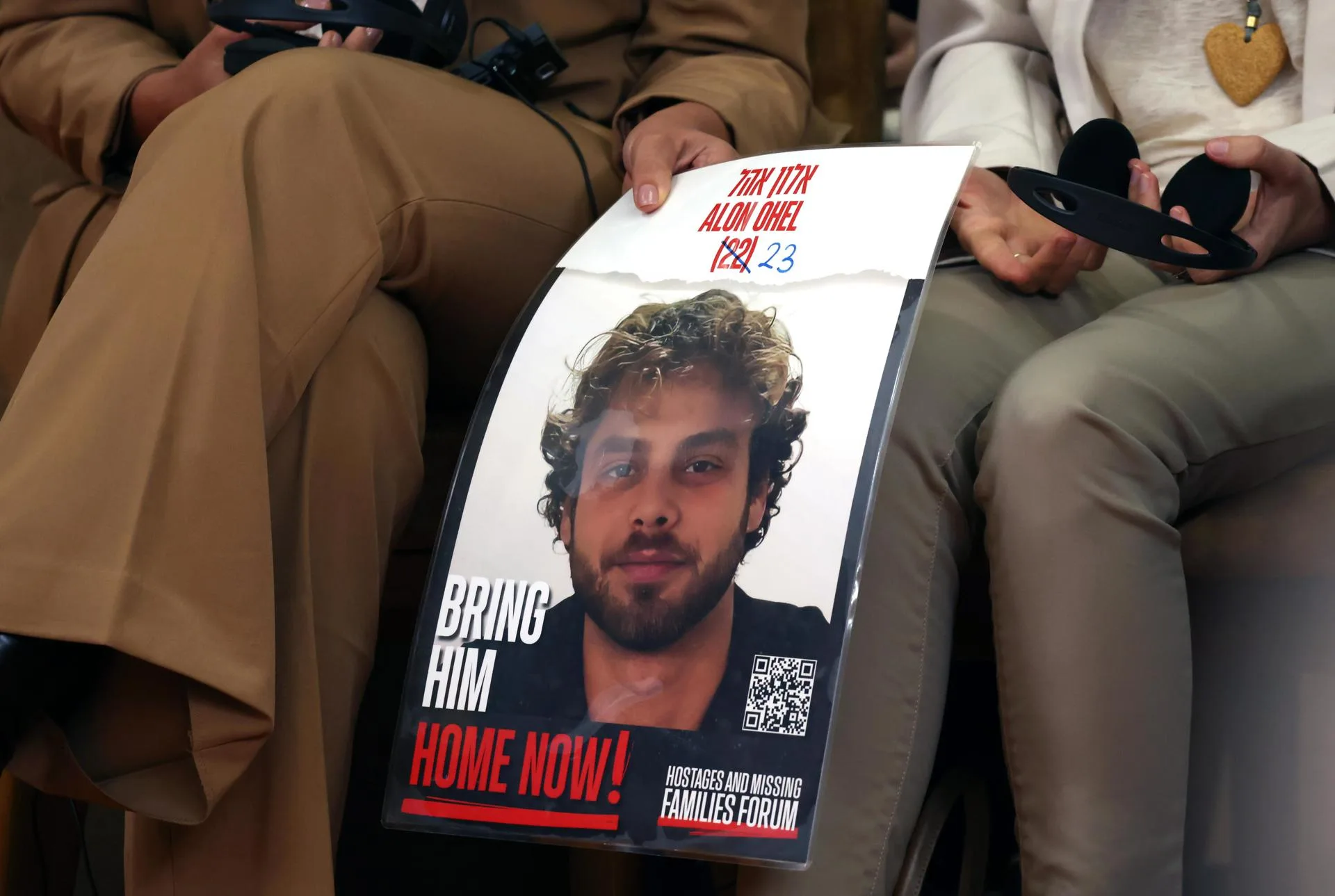 Idit Ohel, madre del ciudadano israelí-serbio Alon Ohel, que está siendo retenido como rehén en Gaza por Hamas, sostiene una foto de su hijo durante una conferencia de prensa, en una imagen de archivo. EFE/ANDREJ CUKIC