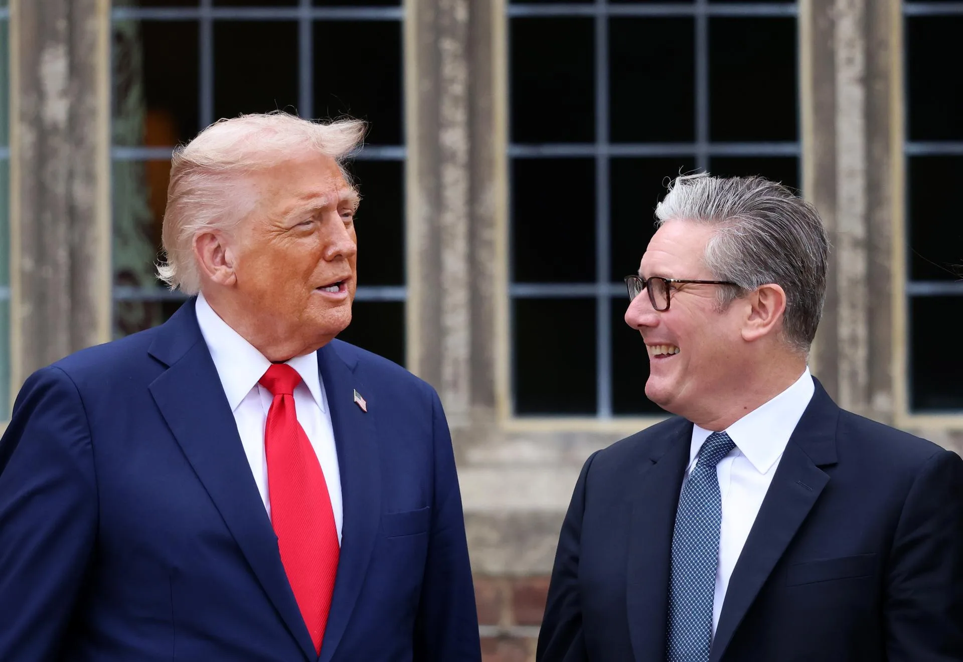 US President Donald Trump (L) with UK Prime Minister Sir Keir Starmer (R) ahead of a Red Devils air display at Chequers in Buckinghamshire, UK, Sep. 18, 2025. EFE/EPA/ANDY RAIN / POOL