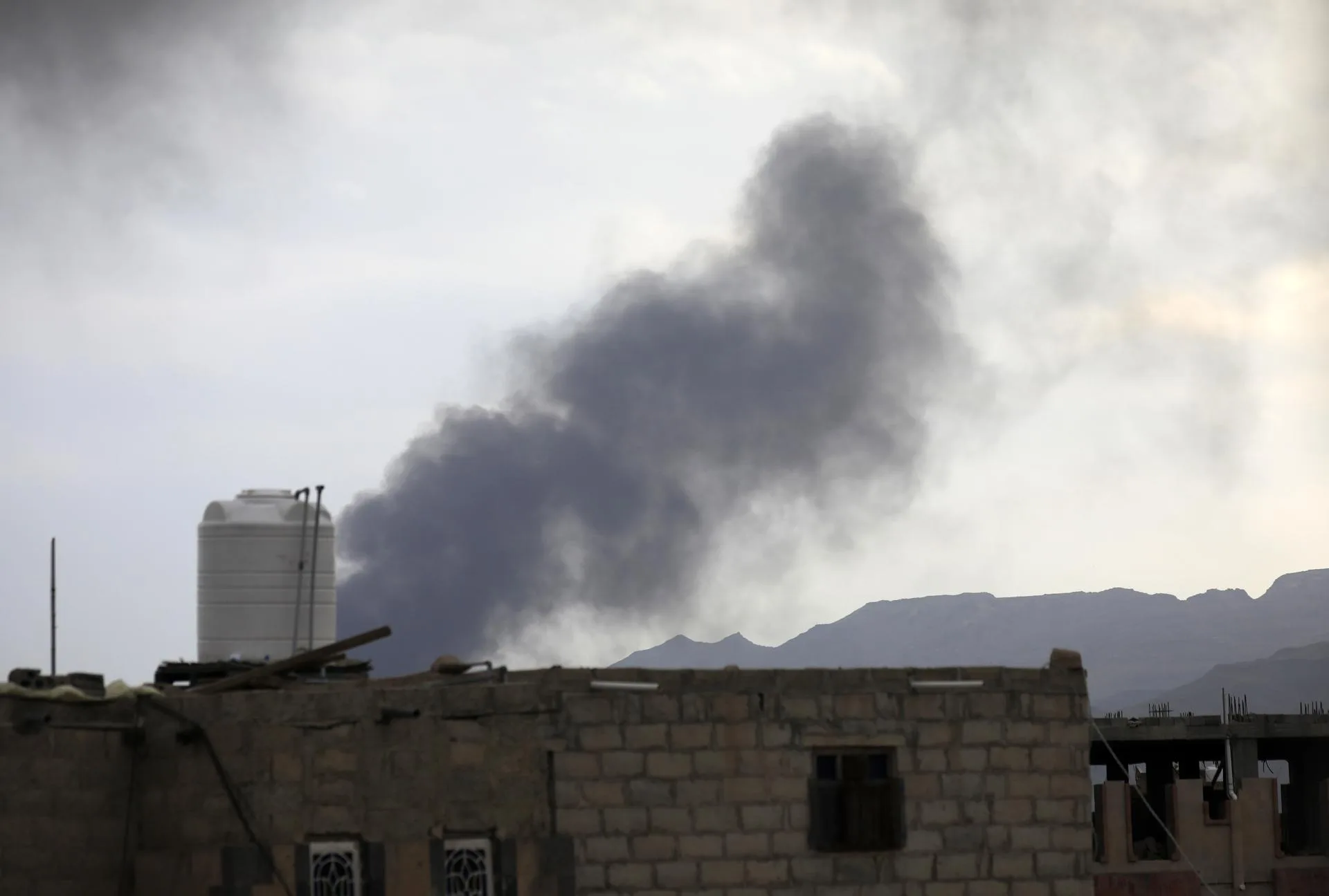 Humo tras los ataques israelíes en Saná, Yemen, el 10 de septiembre de 2025.EFE/EPA/YAHYA ARHAB