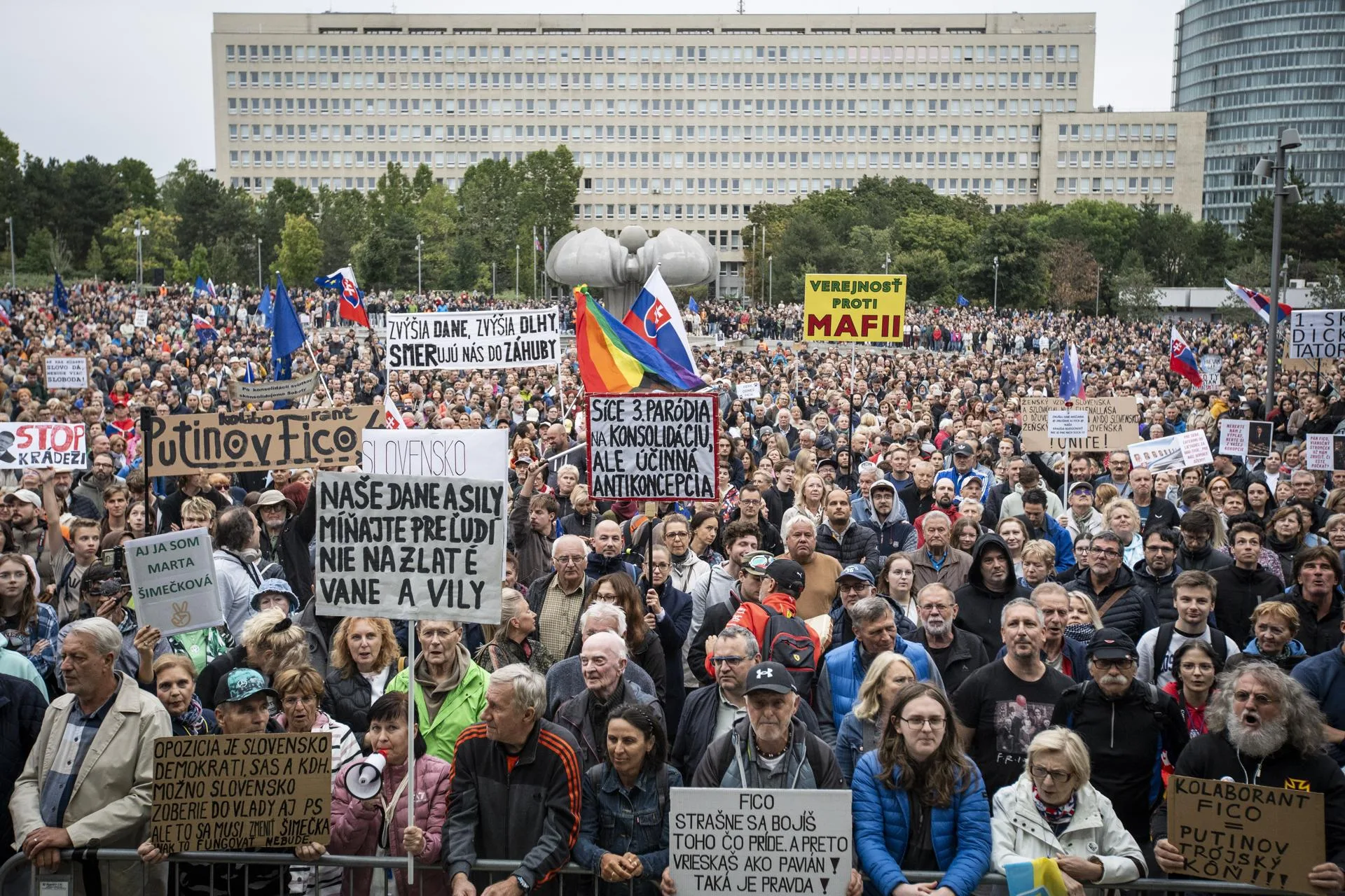 People take part in an opposition parties demonstration againts government in Bratislava, Slovakia, Sep. 23, 2025. EFE/EPA/JAKUB GAVLAK