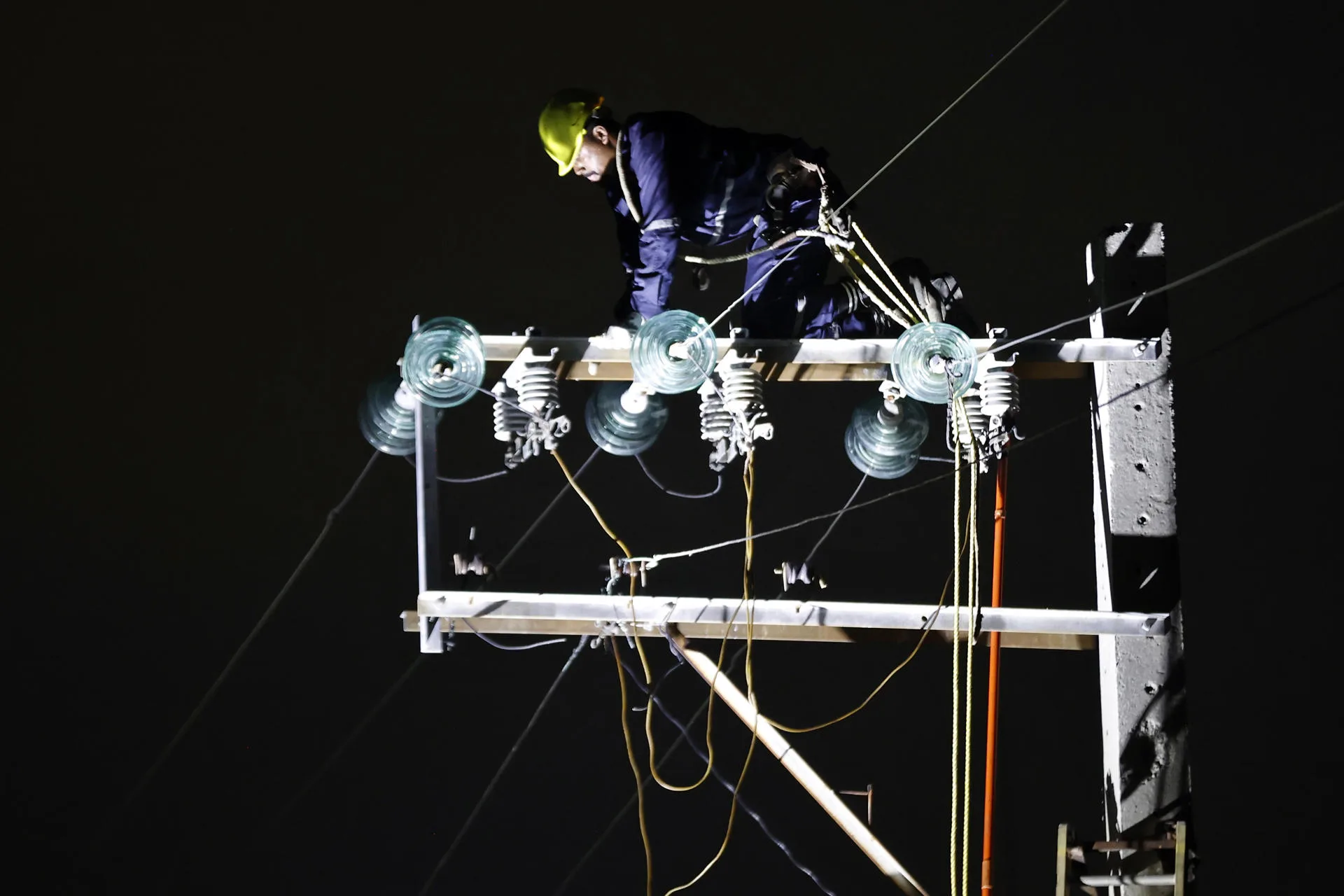 Fotografía de archivo de una persona trabajando en un poste de energía eléctrica. EFE/ Ernesto Mastrascusa