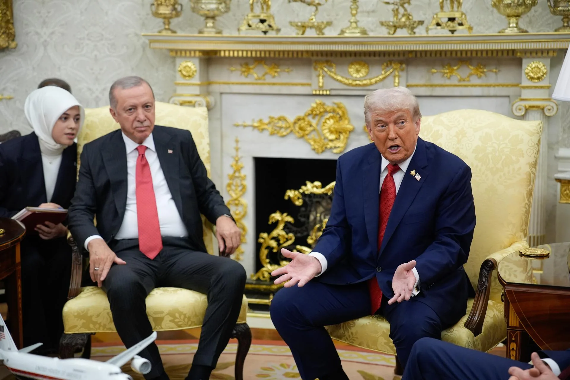 US President Donald Trump (R) gestures as he meets with Turkish President Recep Tayyip Erdogan (2-L) in the Oval Office of the White House, in Washington, US, Sep 25, 2025. (Turquía) EFE/EPA/YURI GRIPAS / POOL