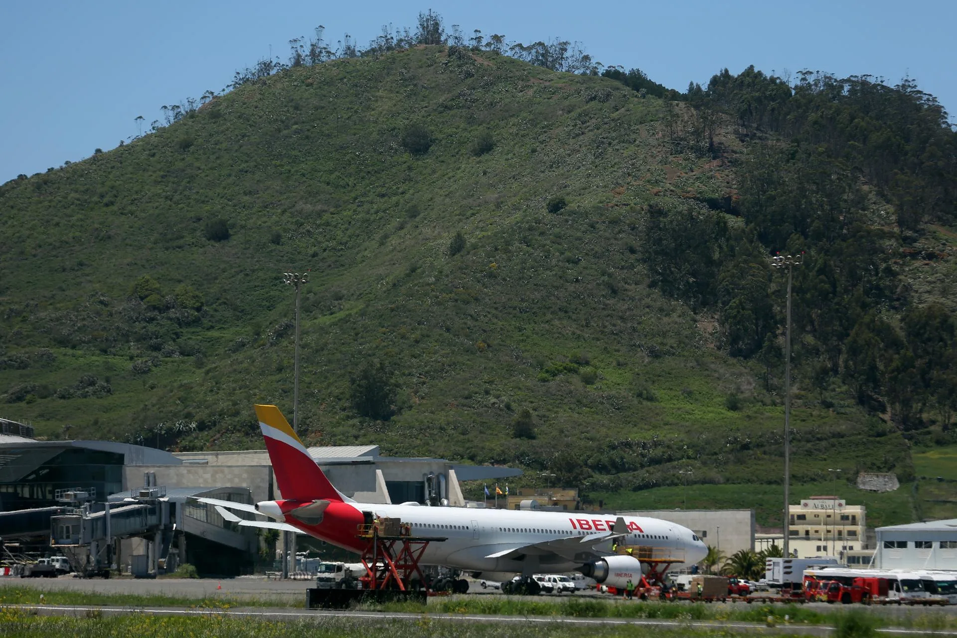 Foto de archivo de un avión de Iberia en el aeropuerto de Tenerife Norte, uno de los aeródromos que abandona Ryanair. EFE