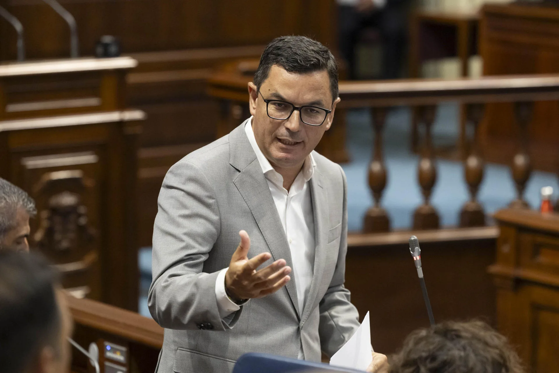 El consejero de Obras Públicas, Vivienda y Movilidad, Pablo Rodríguez, durante su intervención en el pleno del Parlamento de Canarias que se celebra este martes.EFE/Miguel Barreto