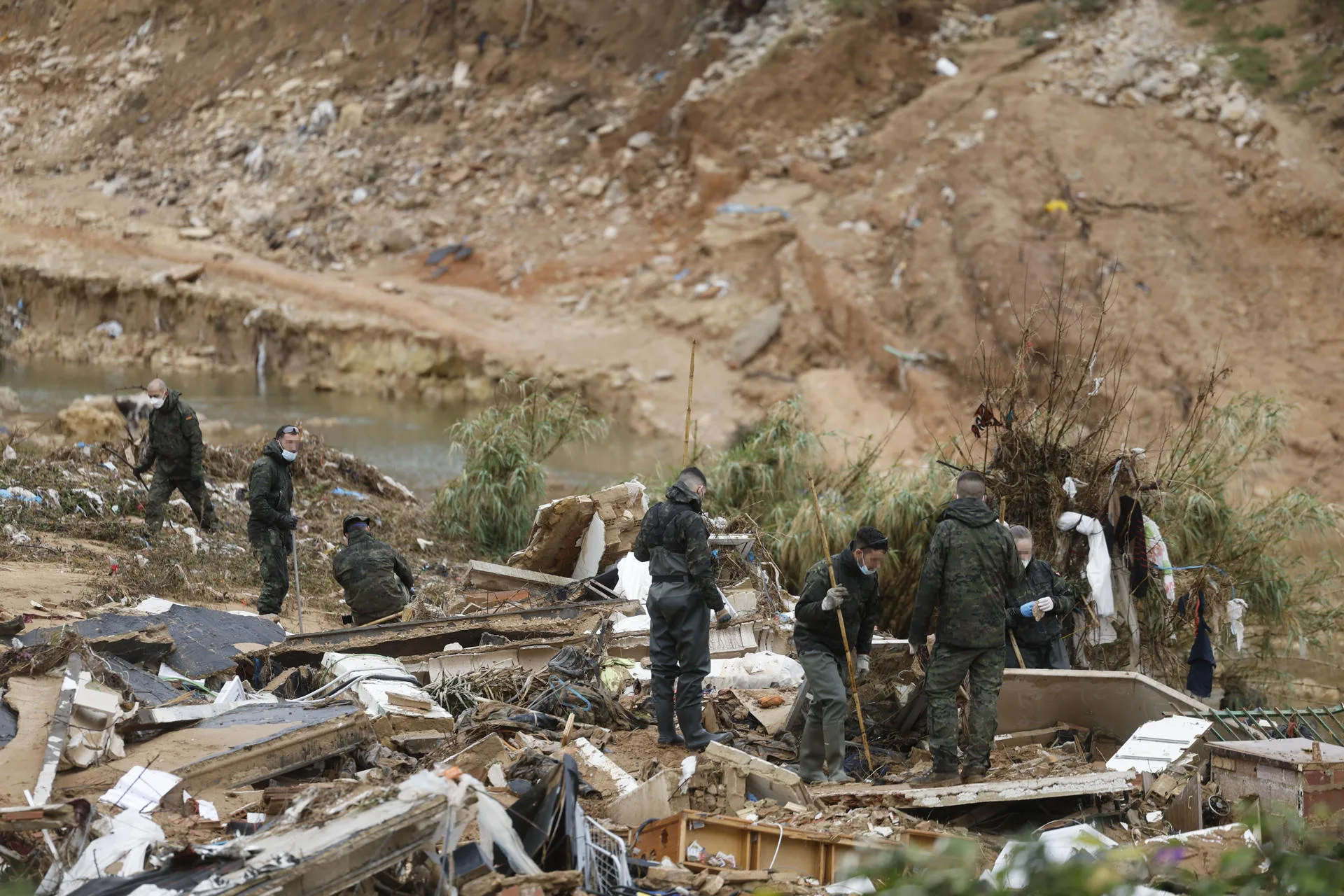 Militares realizan labores de búsqueda de desaparecidos en el barranco del Poyo a su paso por Torrent. EFE/Kai Försterling/Archivo
