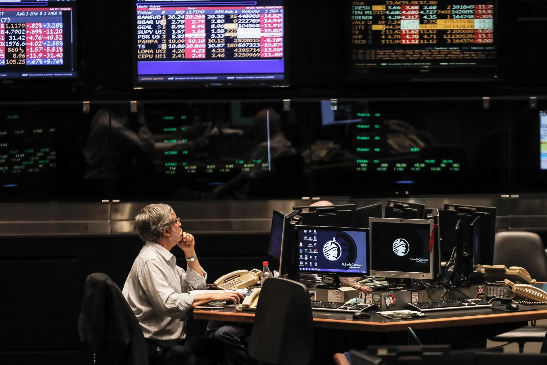 Fotografía de archivo de un corredor en la Bolsa de Comercio en Buenos Aires (Argentina). EFE/ Juan Ignacio Roncoroni