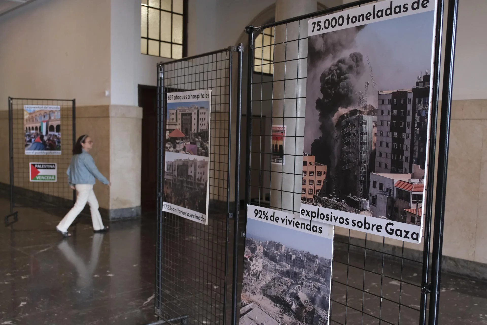 La Universidad de La Laguna (ULL) exhibe una exposición de 20 imágenes en las que se muestran niños asesinados, mujeres reivindicando sus derechos y universitarios manifestándose, bajo el lema "Palestina: memoria, resistencia y genocidio" EFE/Alberto Valdés