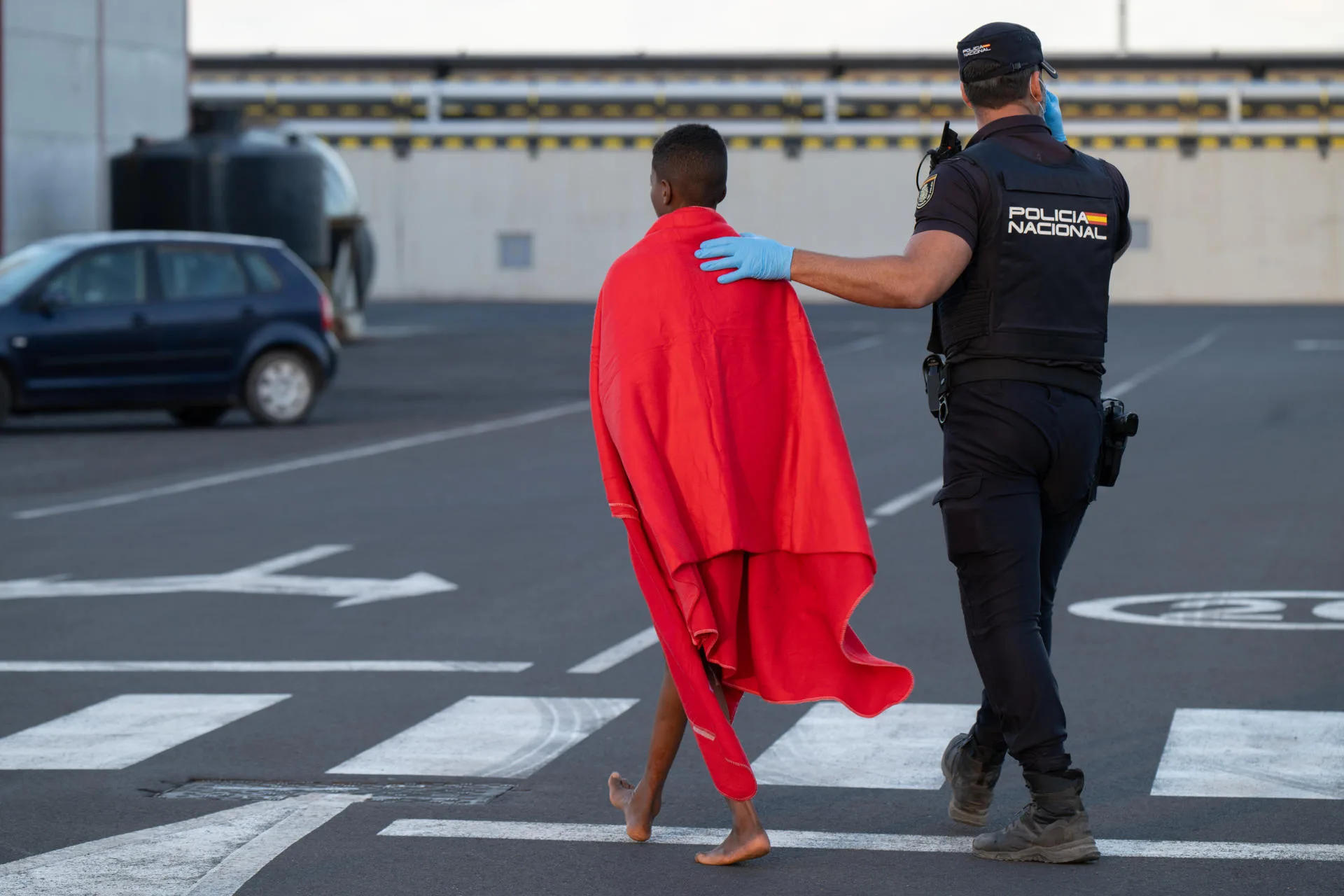 Un policía ayuda a un menor rescatado por Salvamento Marítimo en Fuerteventura en una imagen de archivo. EFE/Carlos de Saá