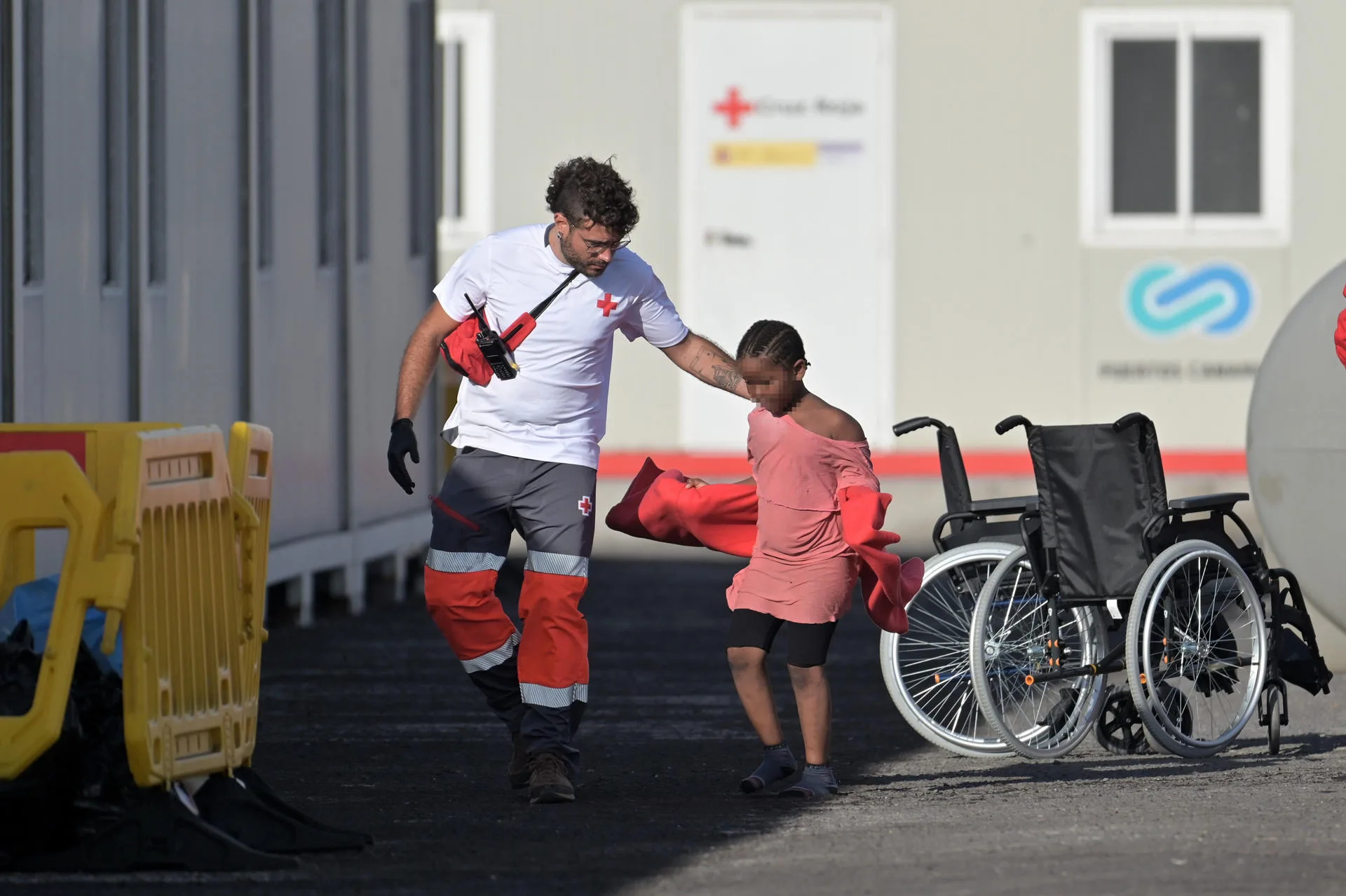 Las salvamar Navia y Diphda han rescatado este lunes a 235 personas de un cayuco que fue localizado en aguas cercanas a El Hierro y que ha sido trasladado al puerto de La Restinga para ser atendidos por los equipos de emergencias. EFE/ Gelmert Finol