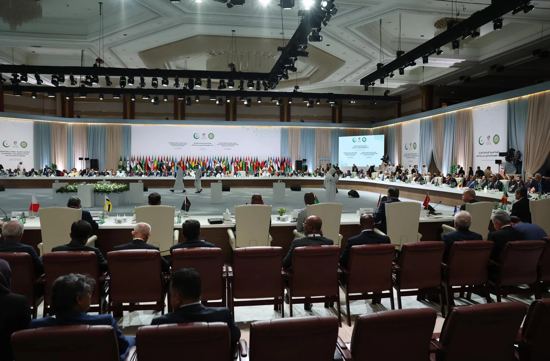 Fotografía proporcionada por la Oficina de Prensa Presidencial de Turquía muestra a los líderes que asisten a la inauguración de la cumbre árabe-islámica de emergencia para abordar el ataque israelí a Qatar en Doha, Qatar, el 15 de septiembre de 2025. (Catar)