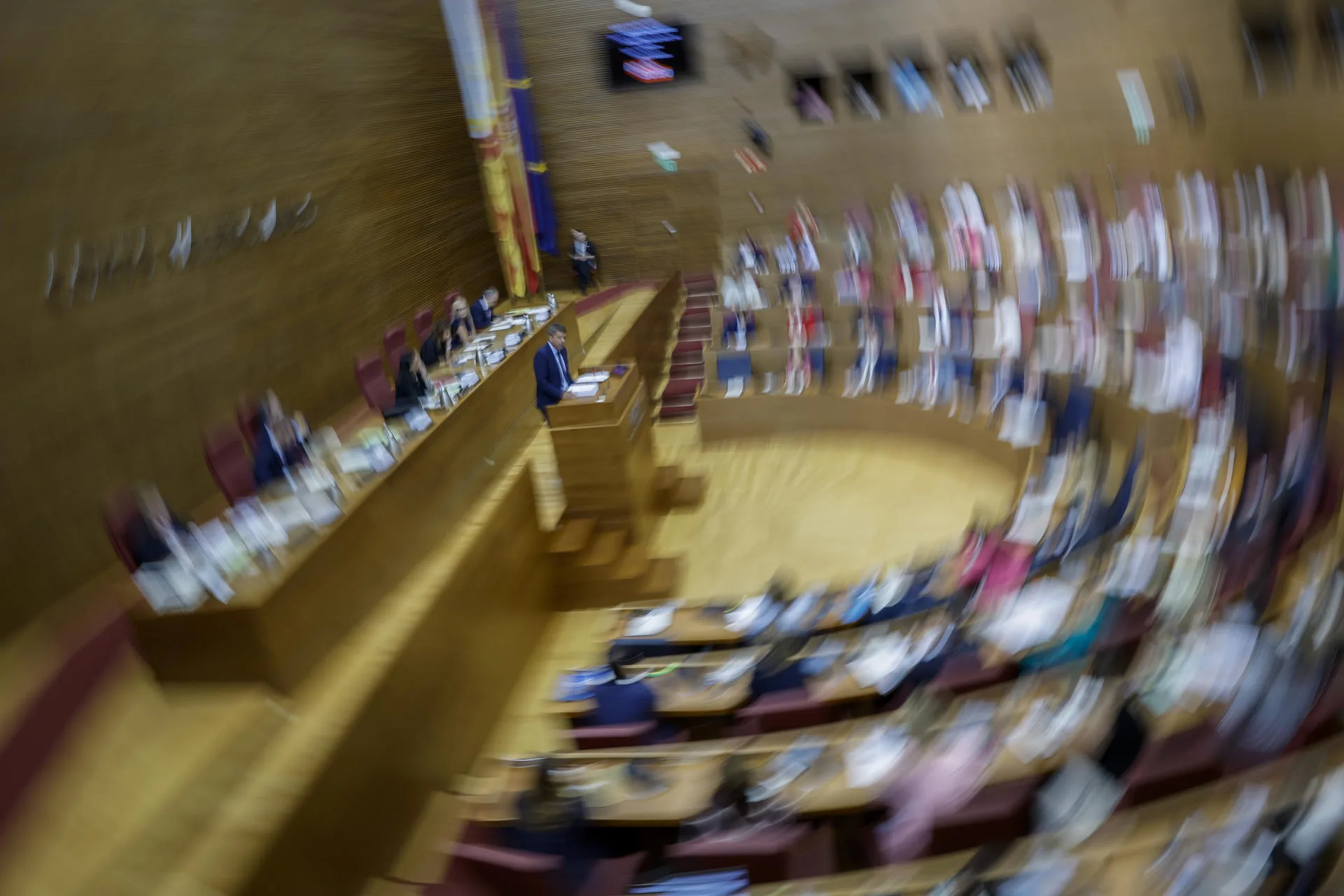 GRAFCVA9419. VALENCIA, 23/09/2025.- El president de la Generalitat, Carlos Mazón, durante su intervención este martes en el Debate parlamentario de Política General o sobre el estado de la Comunitat Valenciana, el primero después de la dana en la que murieron 229 personas. EFE/Biel Aliño