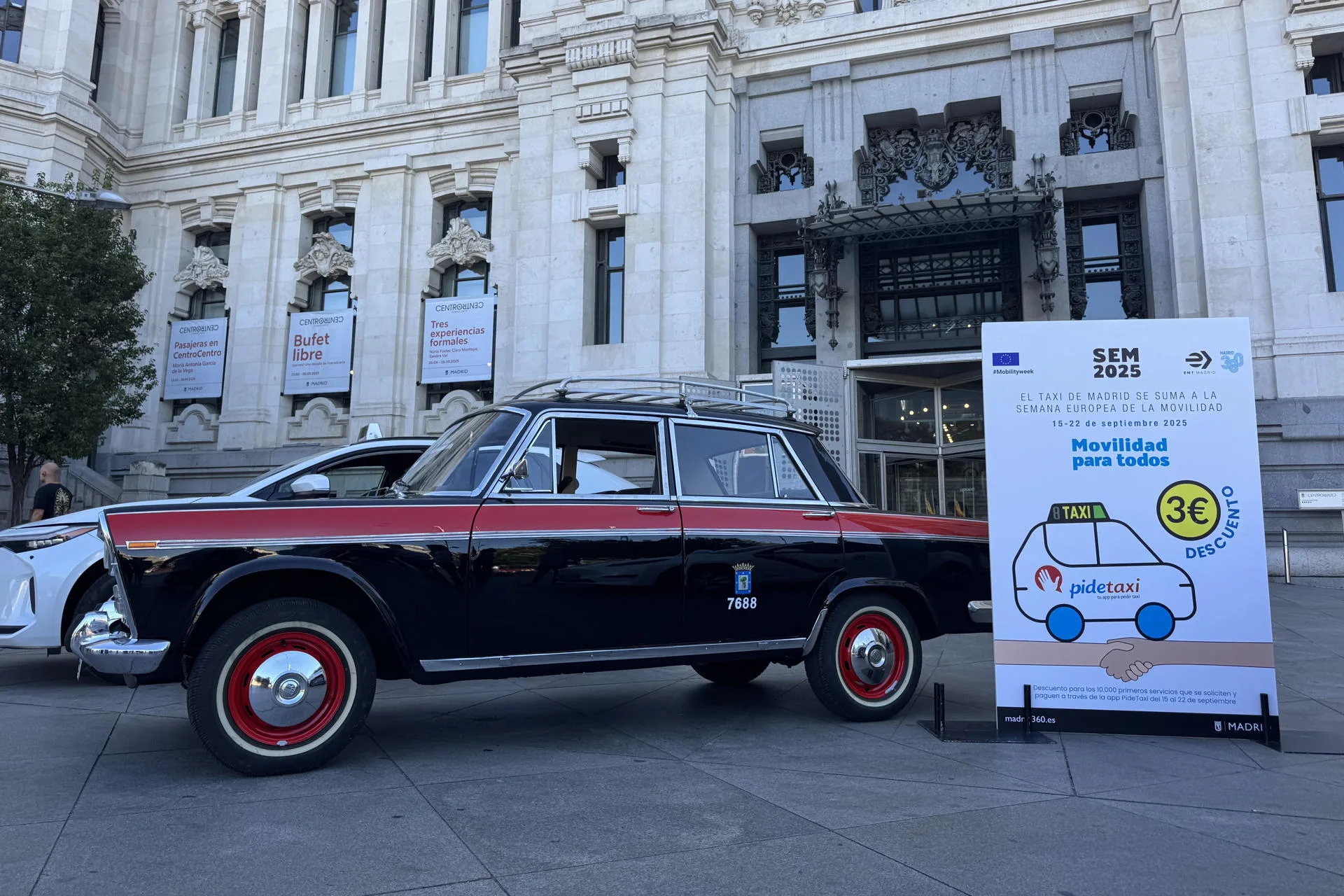El delegado de Urbanismo, Medio Ambiente y Movilidad del Ayuntamiento de Madrid, Borja Carabante, conoce parte de la muestra de los vehículos históricos del taxi que se exhibirán en el paseo del Prado durante la Semana Europea de la Movilidad (SEM), este viernes en Madrid.-EFE/Nahia Peciña