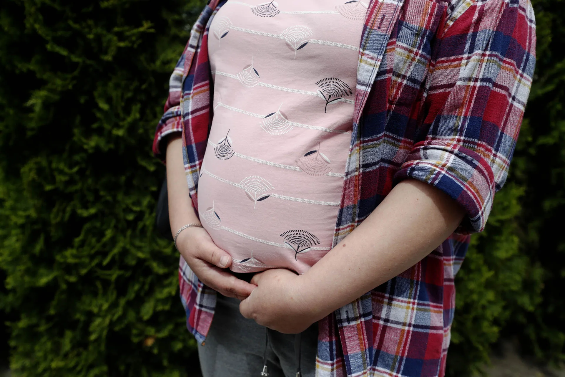 Imagen de archivo de una mujer con un vientre de alquiler de gestación subrogada. EFE/ Esteban Biba