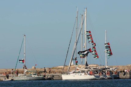Banderas palestinas ondean a bordo de los barcos de la Flotilla Global Sumud, en una imagen de archivo. EFE/MOHAMED MESSARA