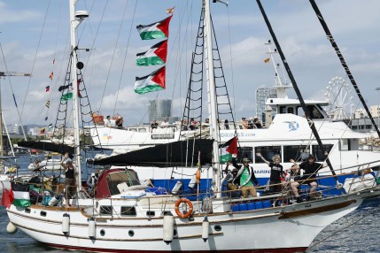 Vista de uno de los barcos que forman parte de la flotilla en el puerto de Barcelona. EFE/ Toni Albir