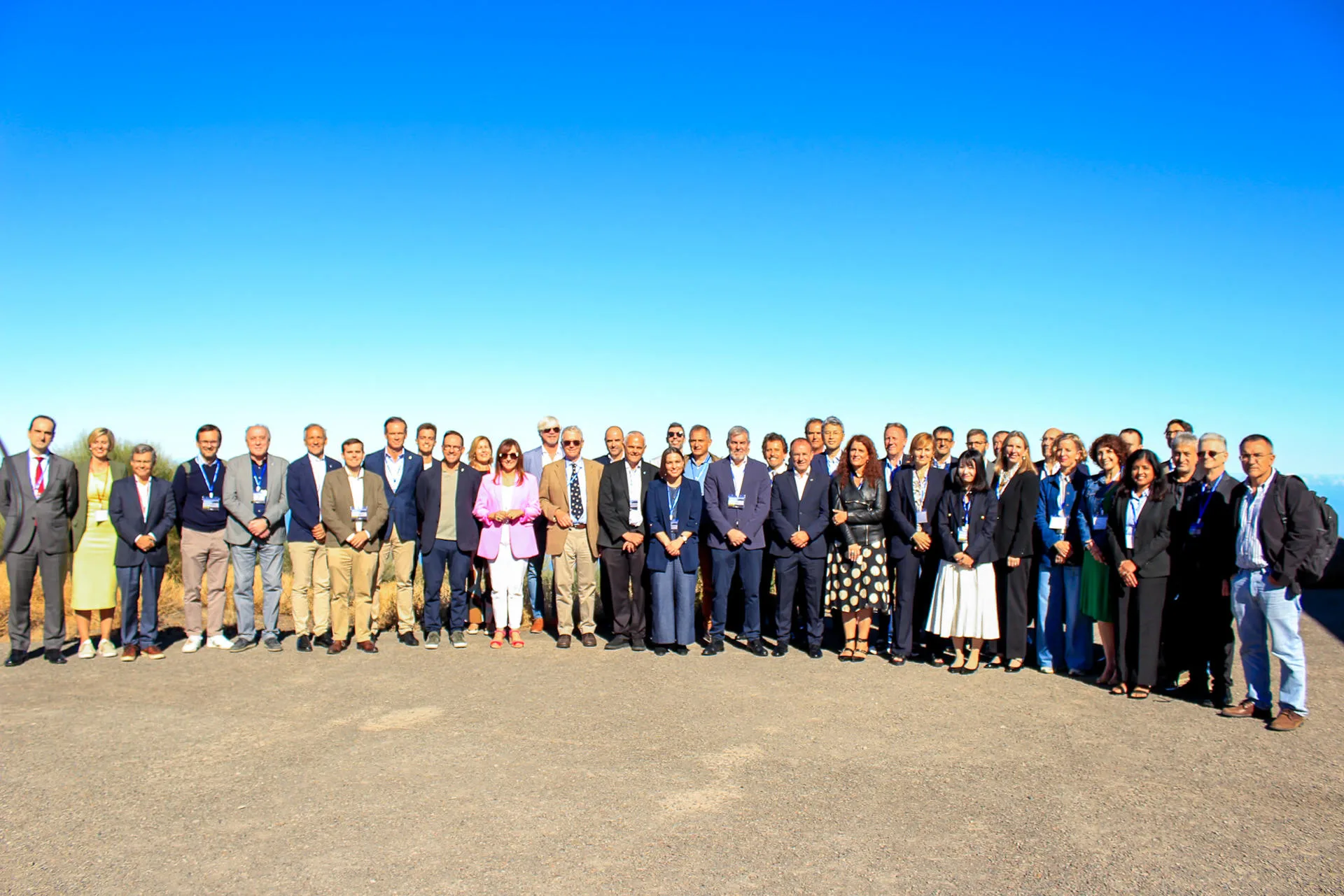Foto de familia de los participantes en la inauguración de las jornadas DiploInnova Canarias, que se celebran en el observatorio del Roque de Los Muchachos, en La Palma. Con estas jornadas Canarias busca reforzar su posición como sitio idóneo para acoger el Telescopio de Treinta Metros (TMT) a través de la diplomacia científica y exponiendo a la comunidad investigadora los elementos diferenciales de La Palma y el Roque de los Muchachos como posible sede, frente a otros lugares como Hawaii. EFE/ Luis G Morera