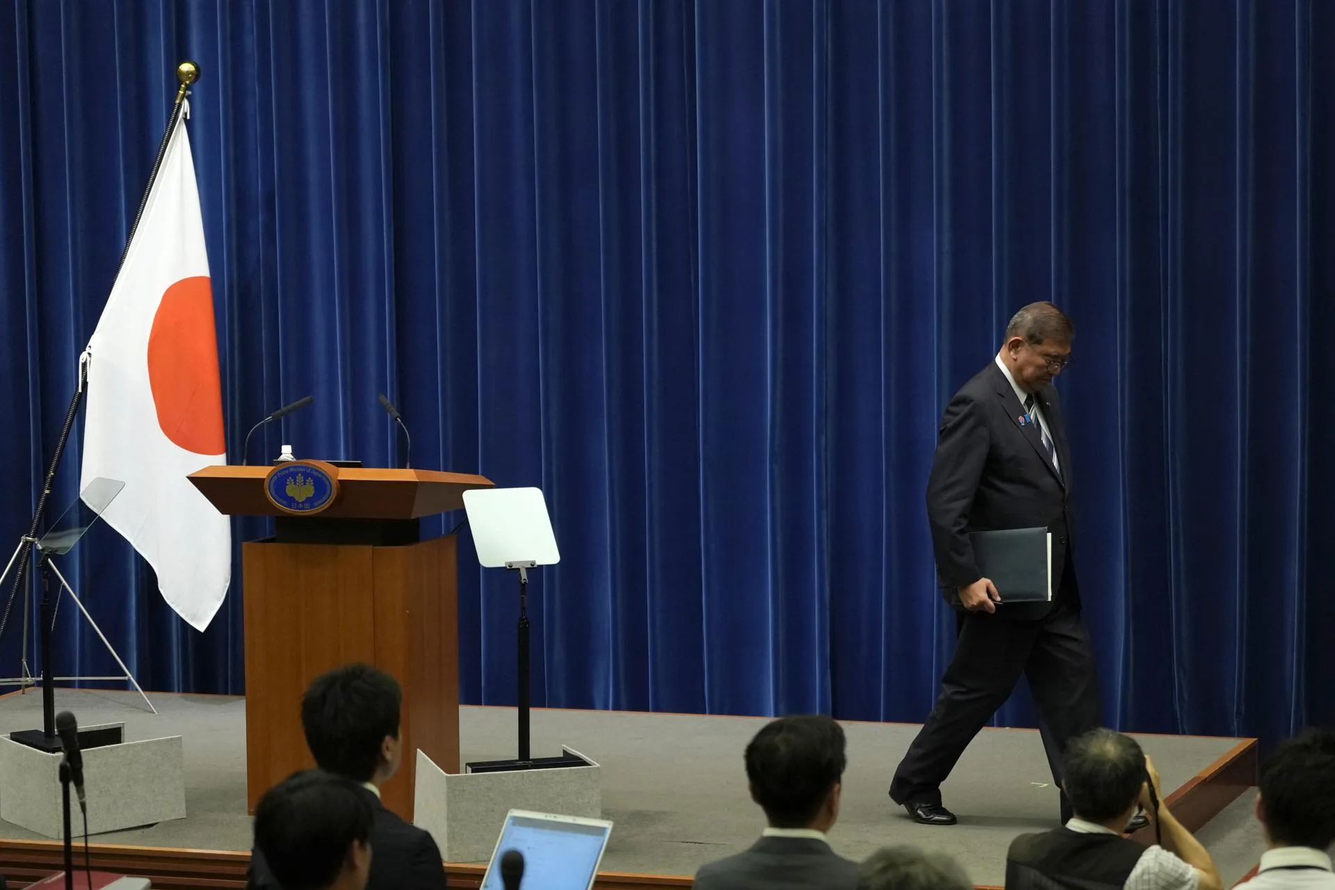 Japanese Prime Minister Shigeru Ishiba leaves at the end of a news conference at the prime minister's office in Tokyo, Japan, 07 September 2025. EFE-EPA/TORU HANAI / POOL