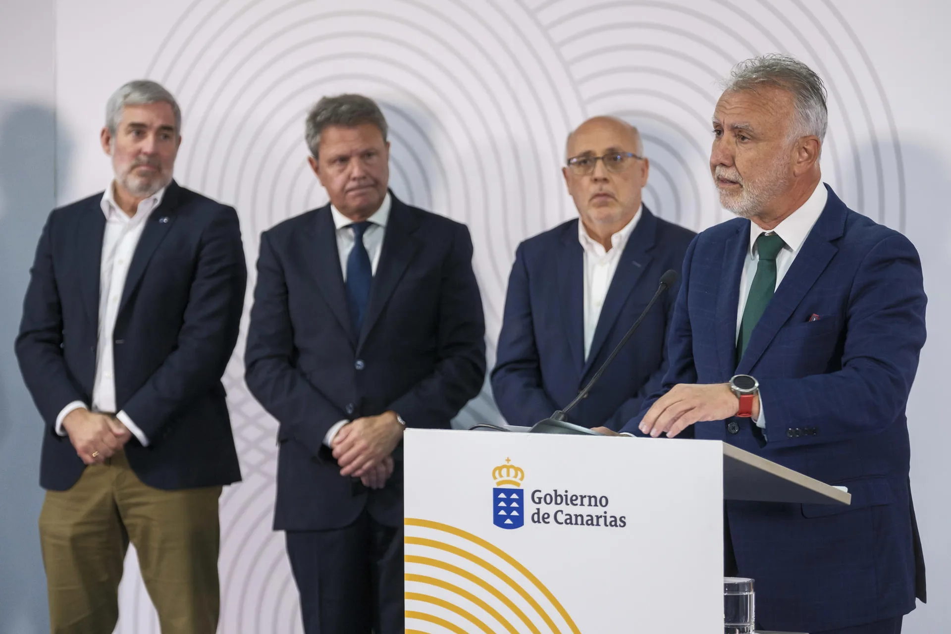 El presidente de Canarias, Fernando Clavijo (i) y el ministro de Política Territorial, Ángel Víctor Torres (d), asistieron este miércoles a la firma de un acuerdo para la construcción de una línea ferroviaria en Gran Canaria entre el Estado, la comunidad autónoma y el cabildo de la isla, que también fue rubricado por el presidente del Cabildo, Antonio Morales (2d); el consejero regional de Obras Públicas, Vivienda y Movilidad, Pablo Rodríguez; y el secretario de Estado José Antonio Santano (2i). EFE/Ángel Medina G.